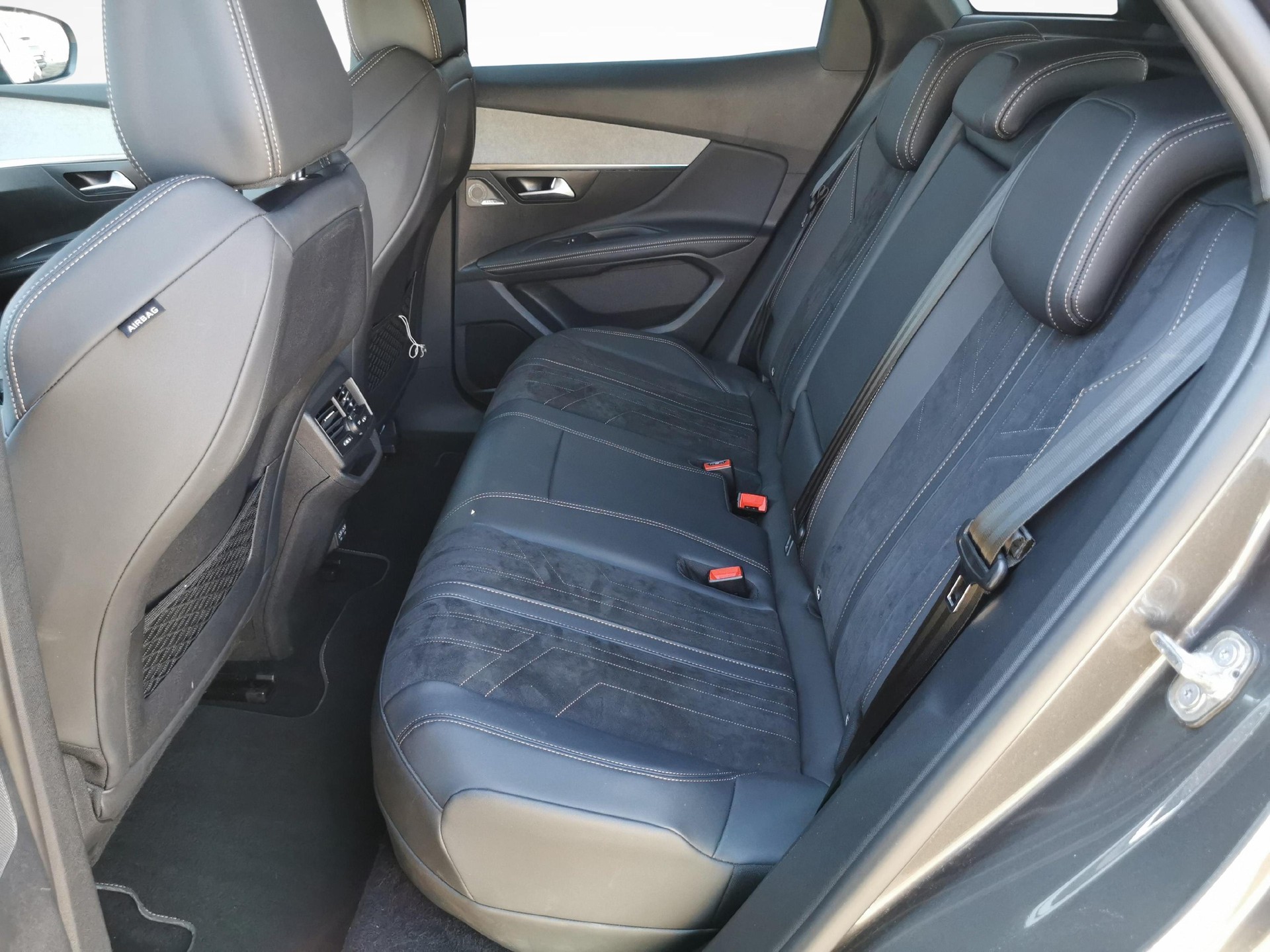 PEUGEOT 3008 1.6 Plug-in Hybrid4 GT-image-7