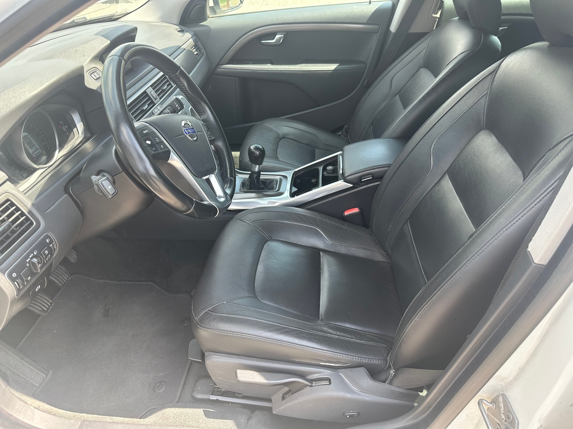 VOLVO V70 D3 Summum Dynamic Edition-image-9