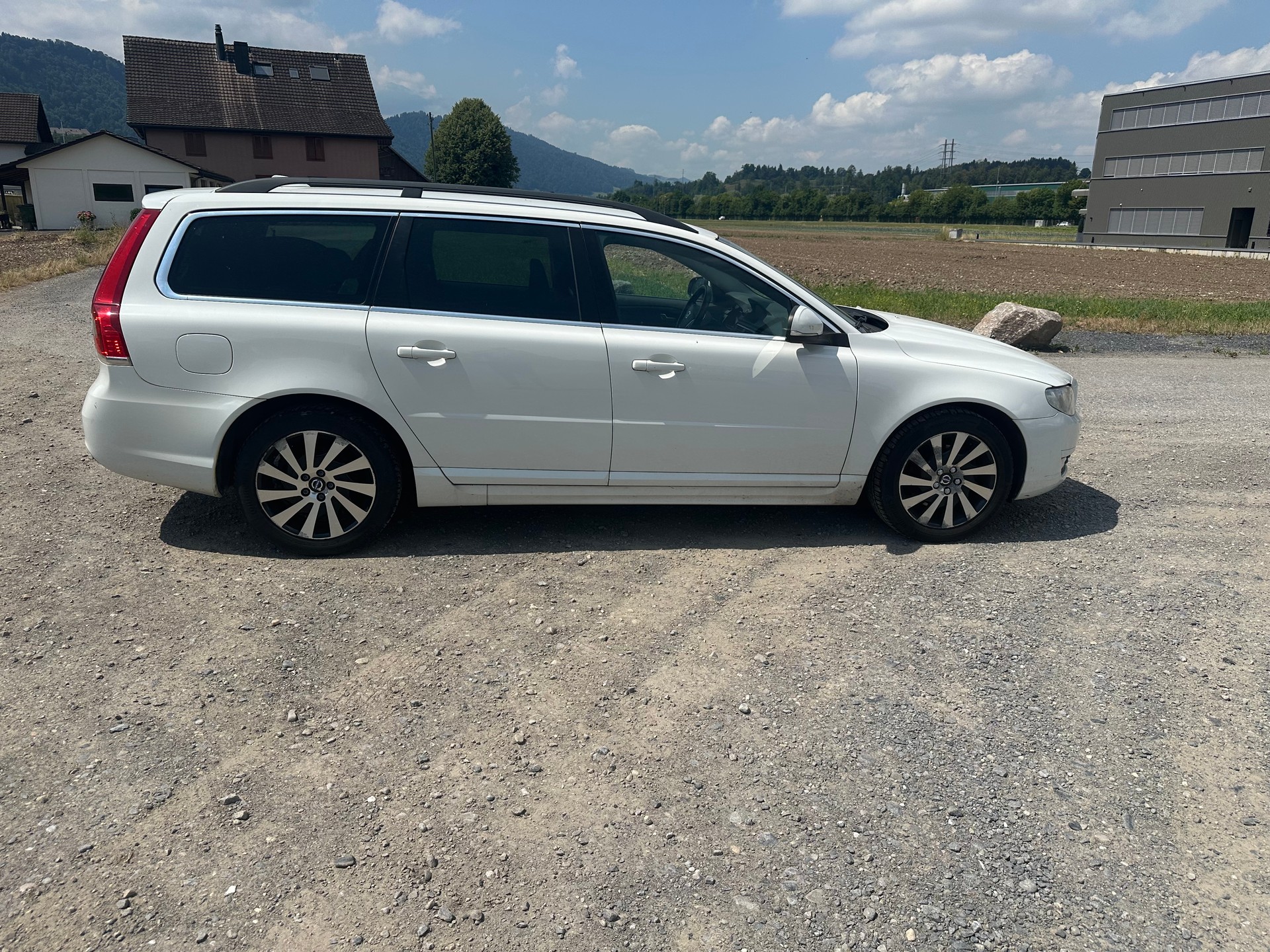 VOLVO V70 D3 Summum Dynamic Edition-image-4