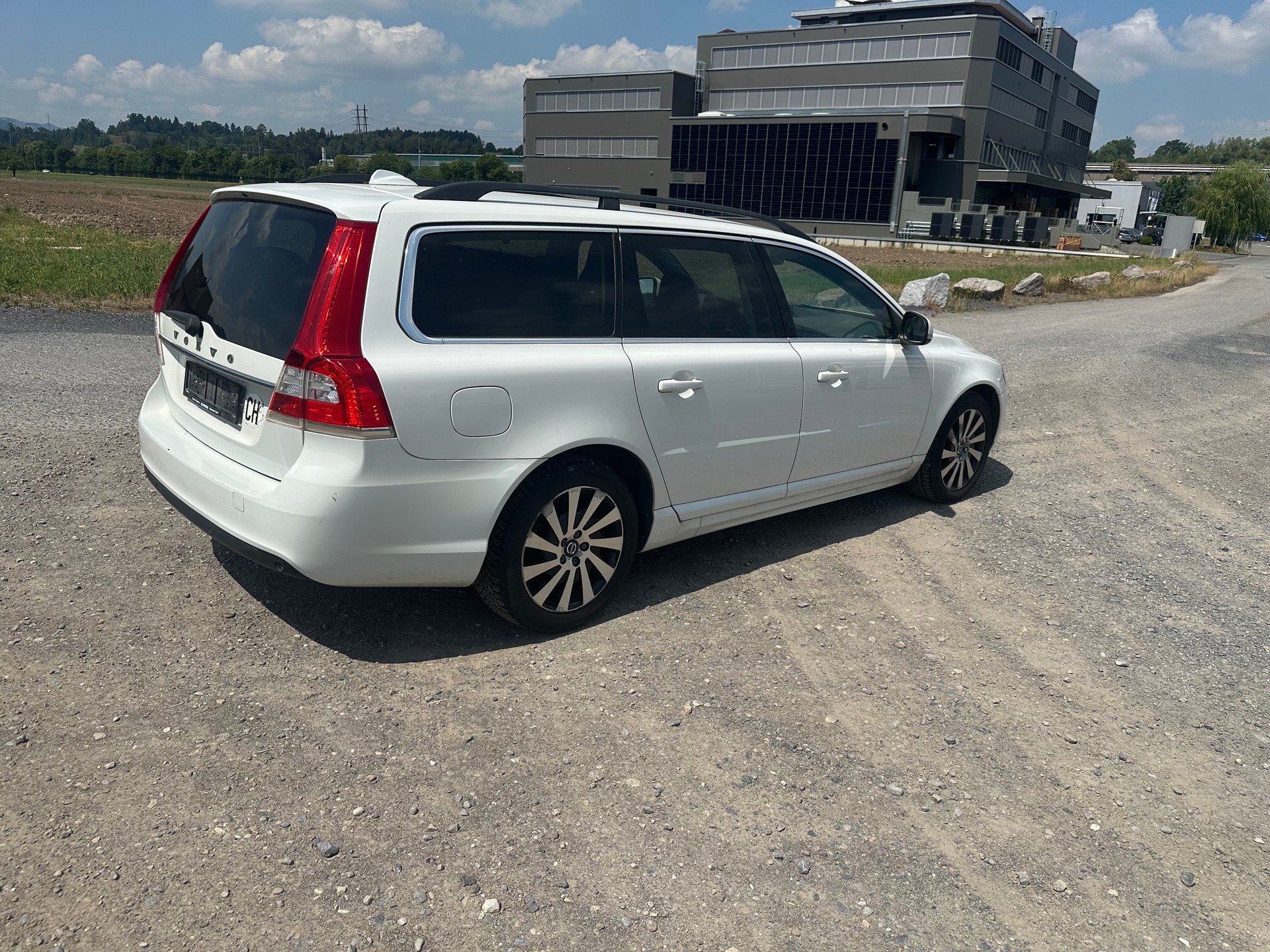 VOLVO V70 D3 Summum Dynamic Edition-image-5