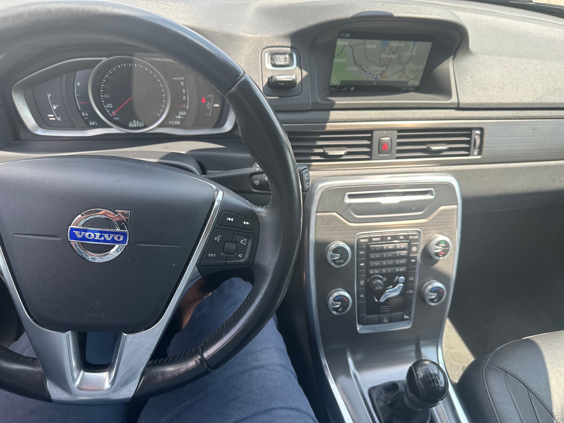 VOLVO V70 D3 Summum Dynamic Edition-image-12