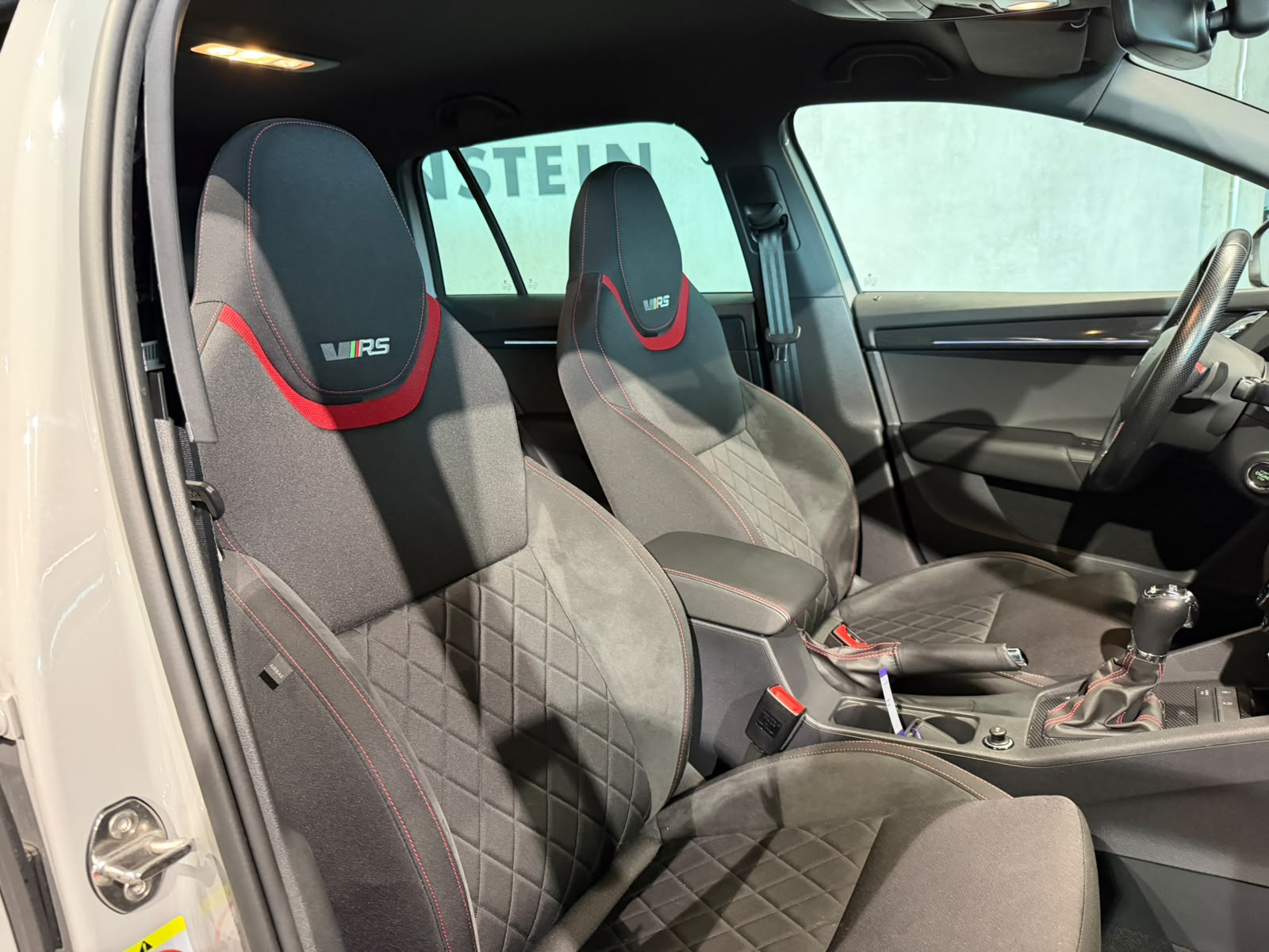 SKODA Octavia Combi 2.0 TDI RS 4x4 DSG (CH)-image-11