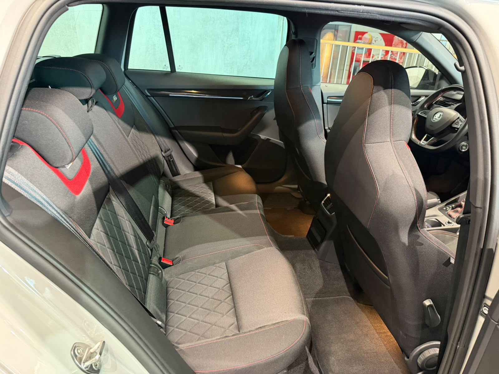SKODA Octavia Combi 2.0 TDI RS 4x4 DSG (CH)-image-14