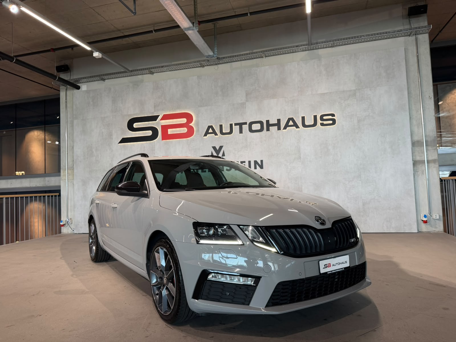 SKODA Octavia Combi 2.0 TDI RS 4x4 DSG (CH)-image-3