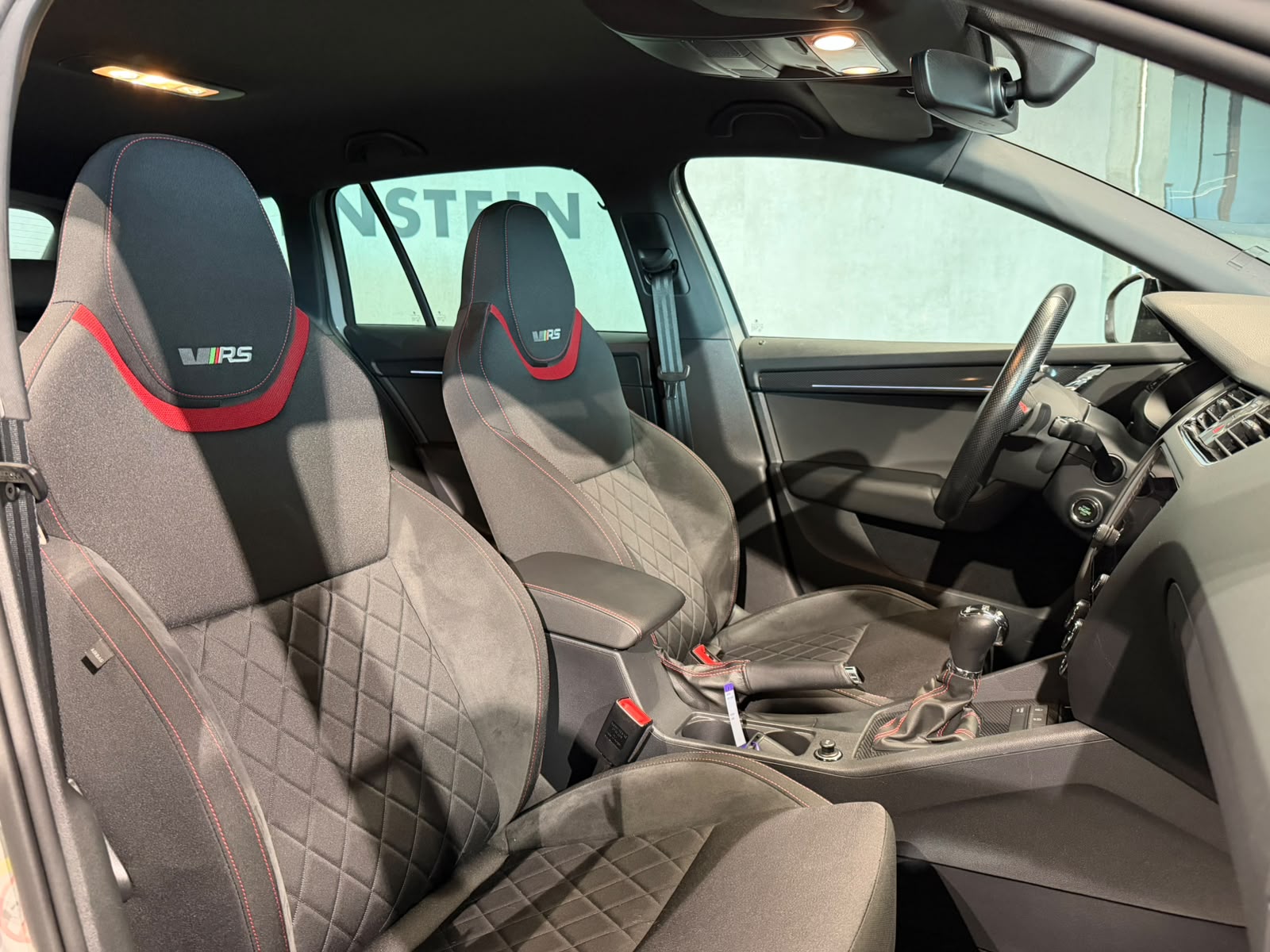 SKODA Octavia Combi 2.0 TDI RS 4x4 DSG (CH)-image-12
