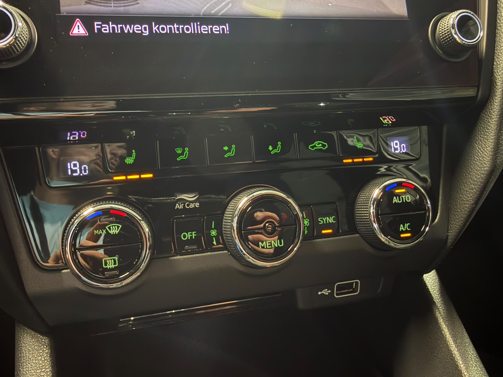 SKODA Octavia Combi 2.0 TDI RS 4x4 DSG (CH)-image-22