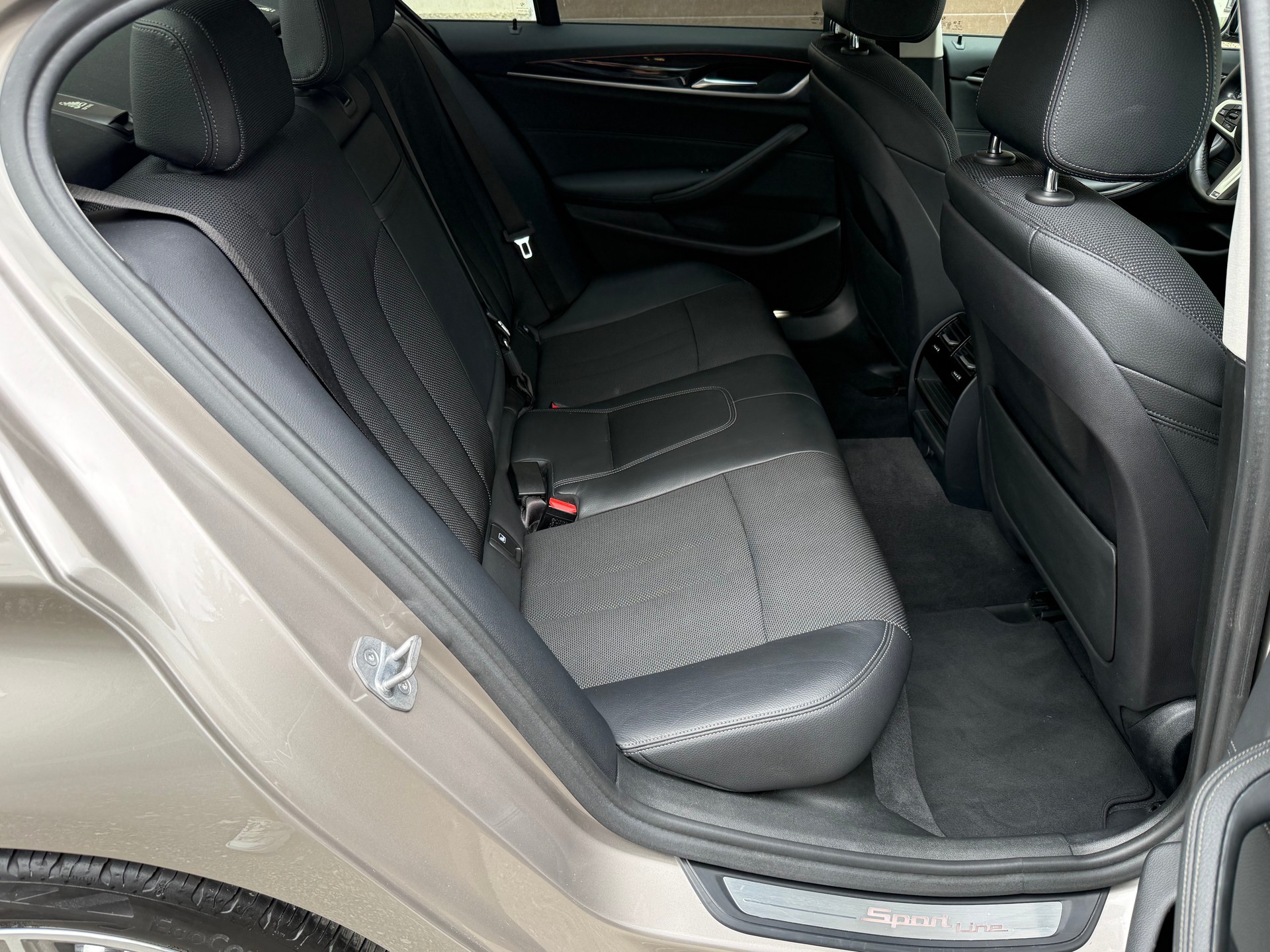BMW 520d xDrive Sport Line Steptronic-image-14