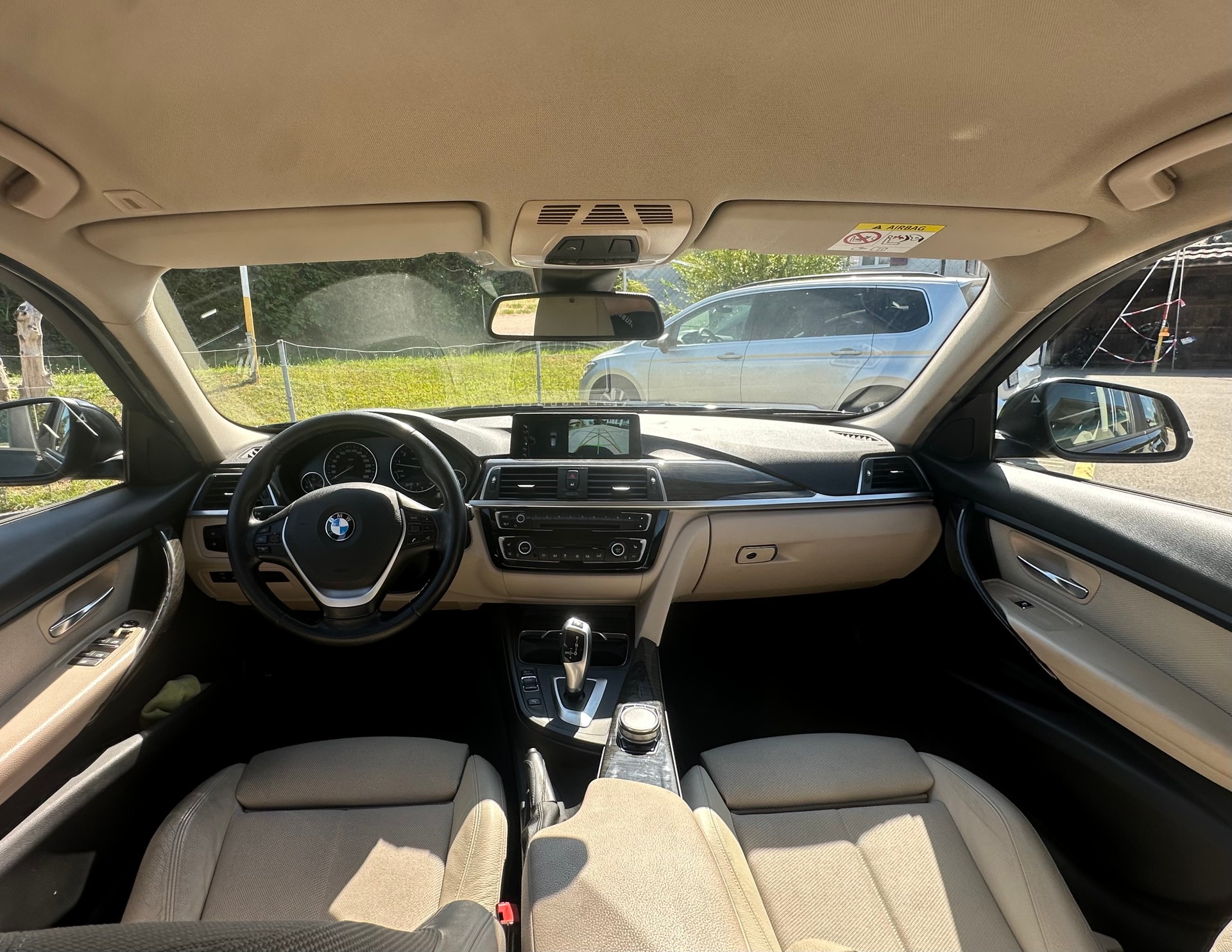 BMW 320i xDrive-image-5