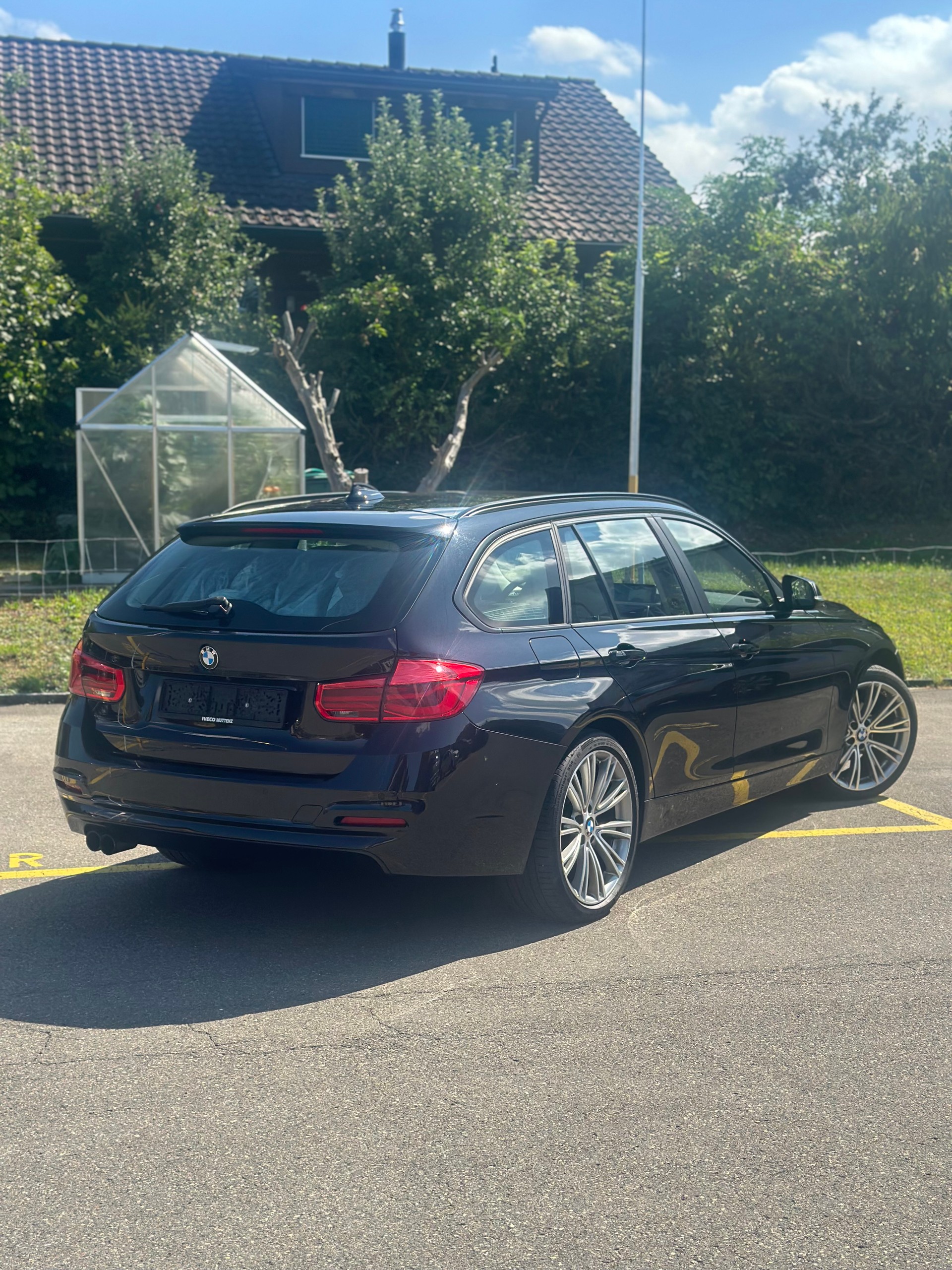 BMW 320i xDrive-image-2