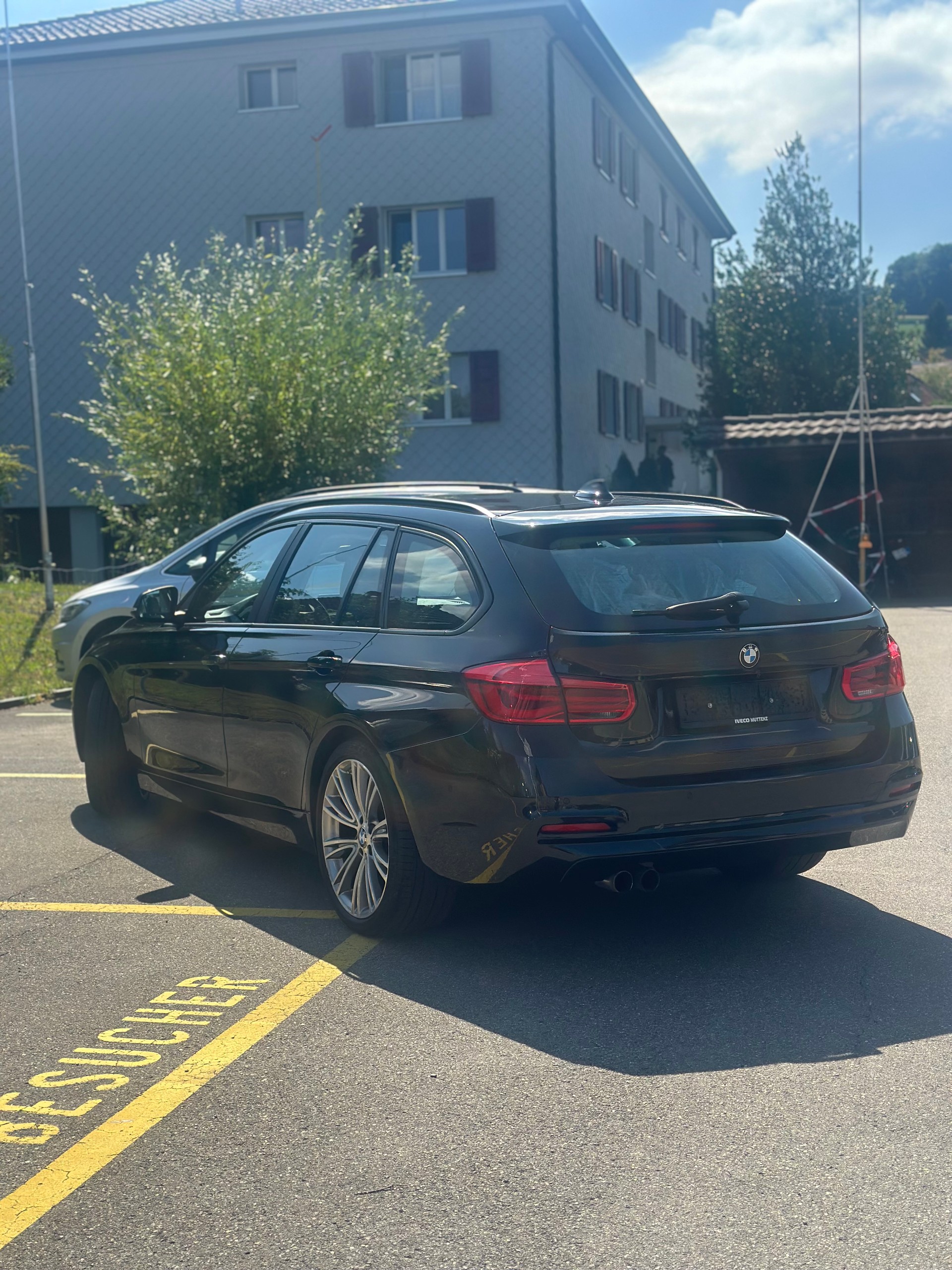 BMW 320i xDrive-image-3