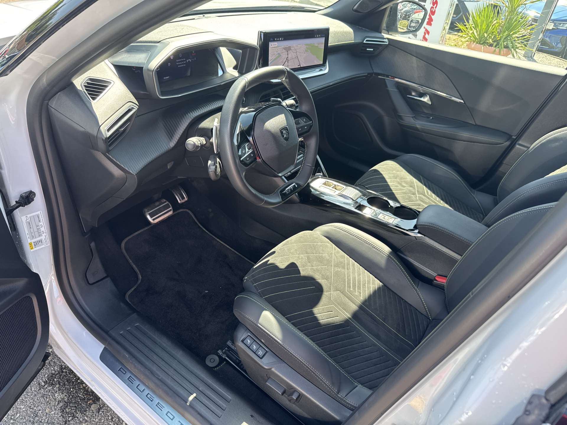 PEUGEOT 2008 1.2 PureTech GT Automat-image-5