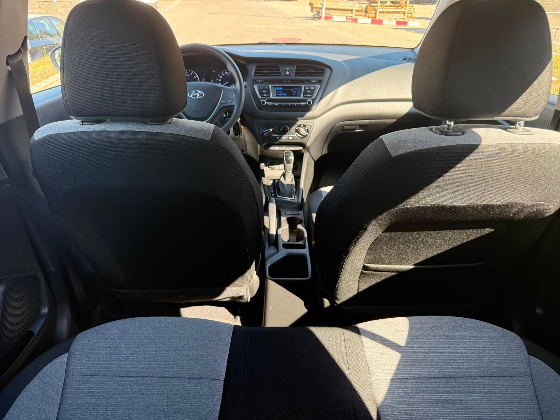 HYUNDAI i20 1.4 Vertex Automatic-image-9
