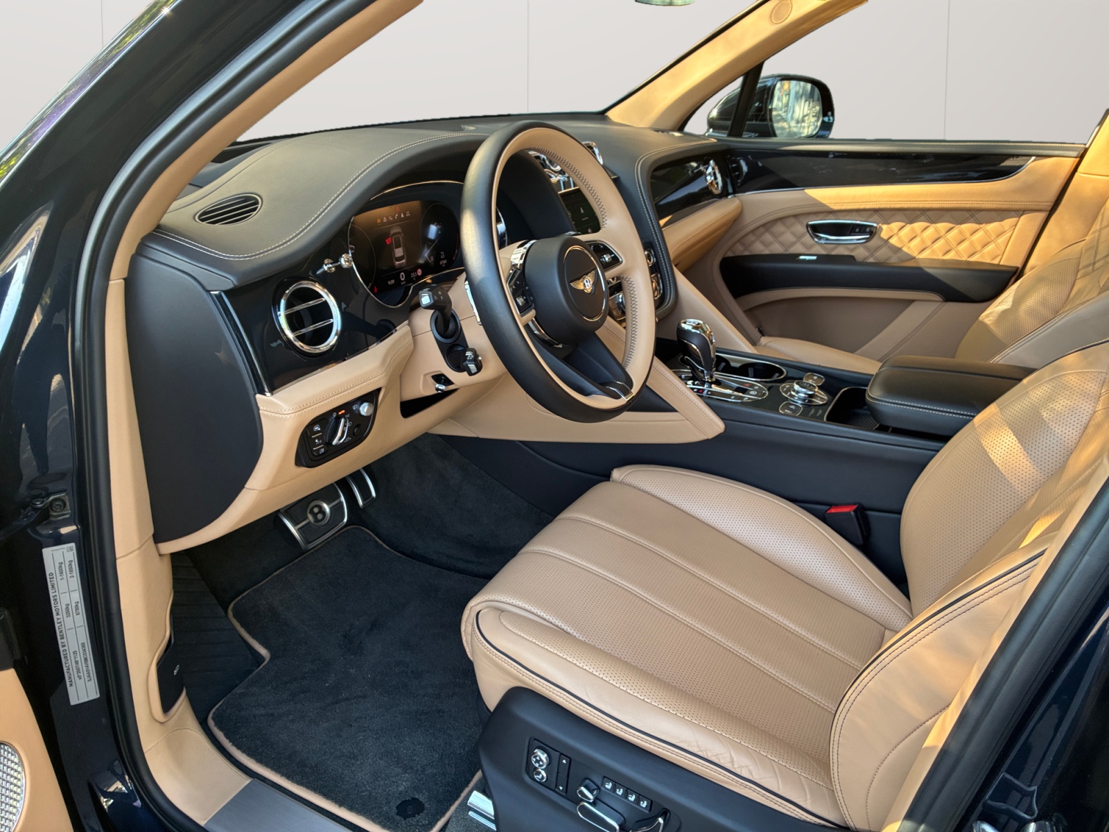 BENTLEY Bentayga V8 First Edition aus 1. Hand mit Top- Ausstattung!-image-3