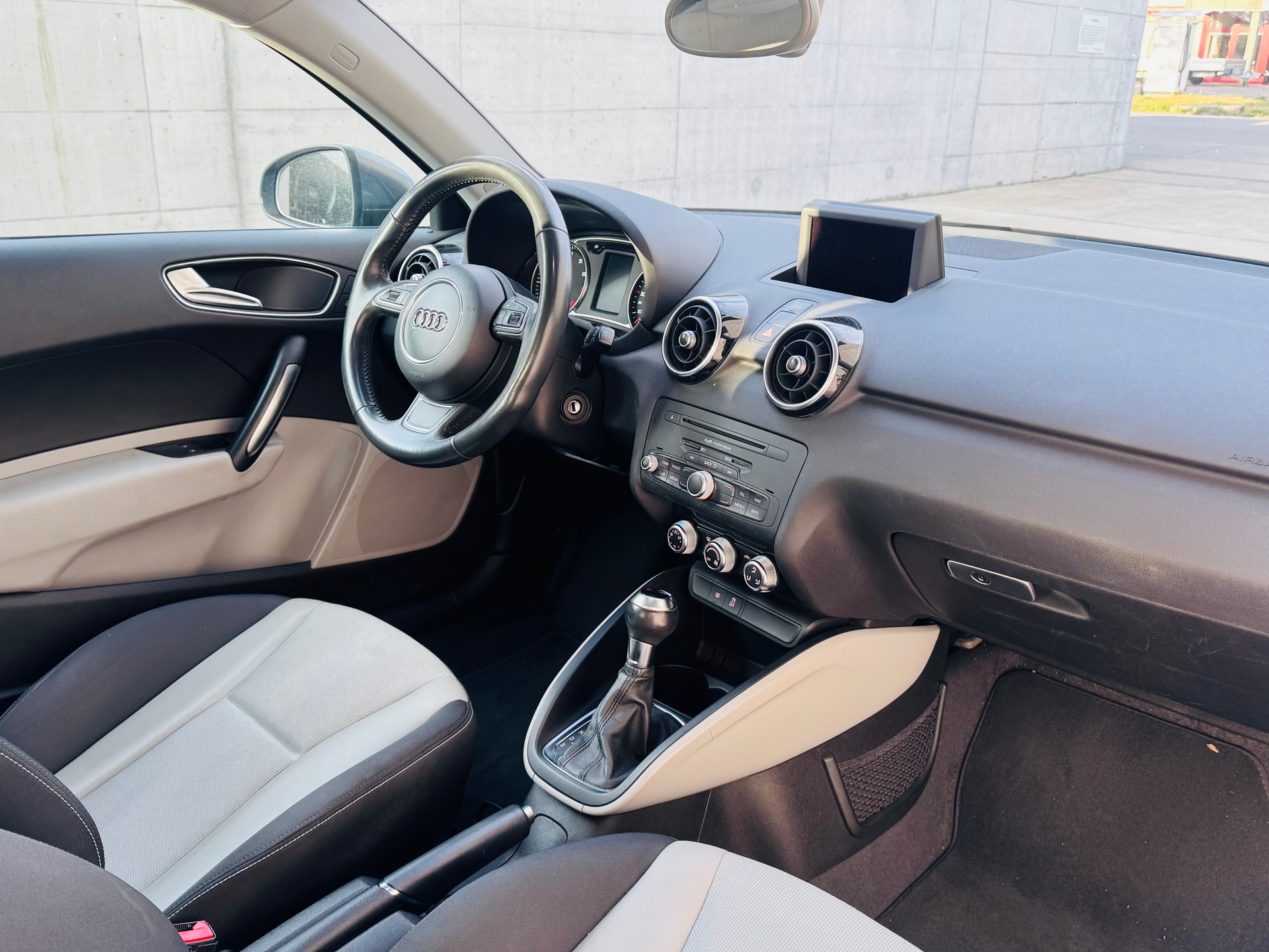 AUDI A1 1.4 TFSI Ambition S-tronic-image-11