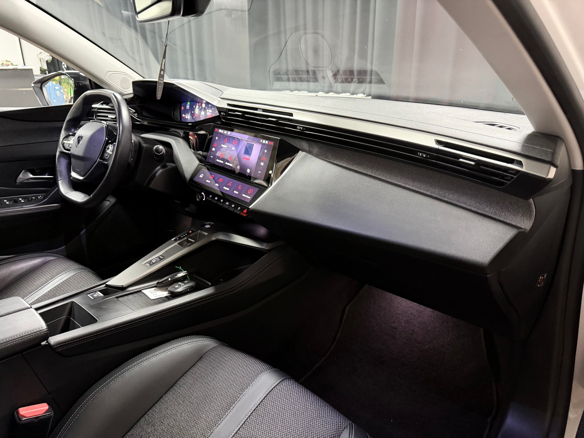 PEUGEOT 308 SW 1.5 BlueHDI Allure EAT8-image-28