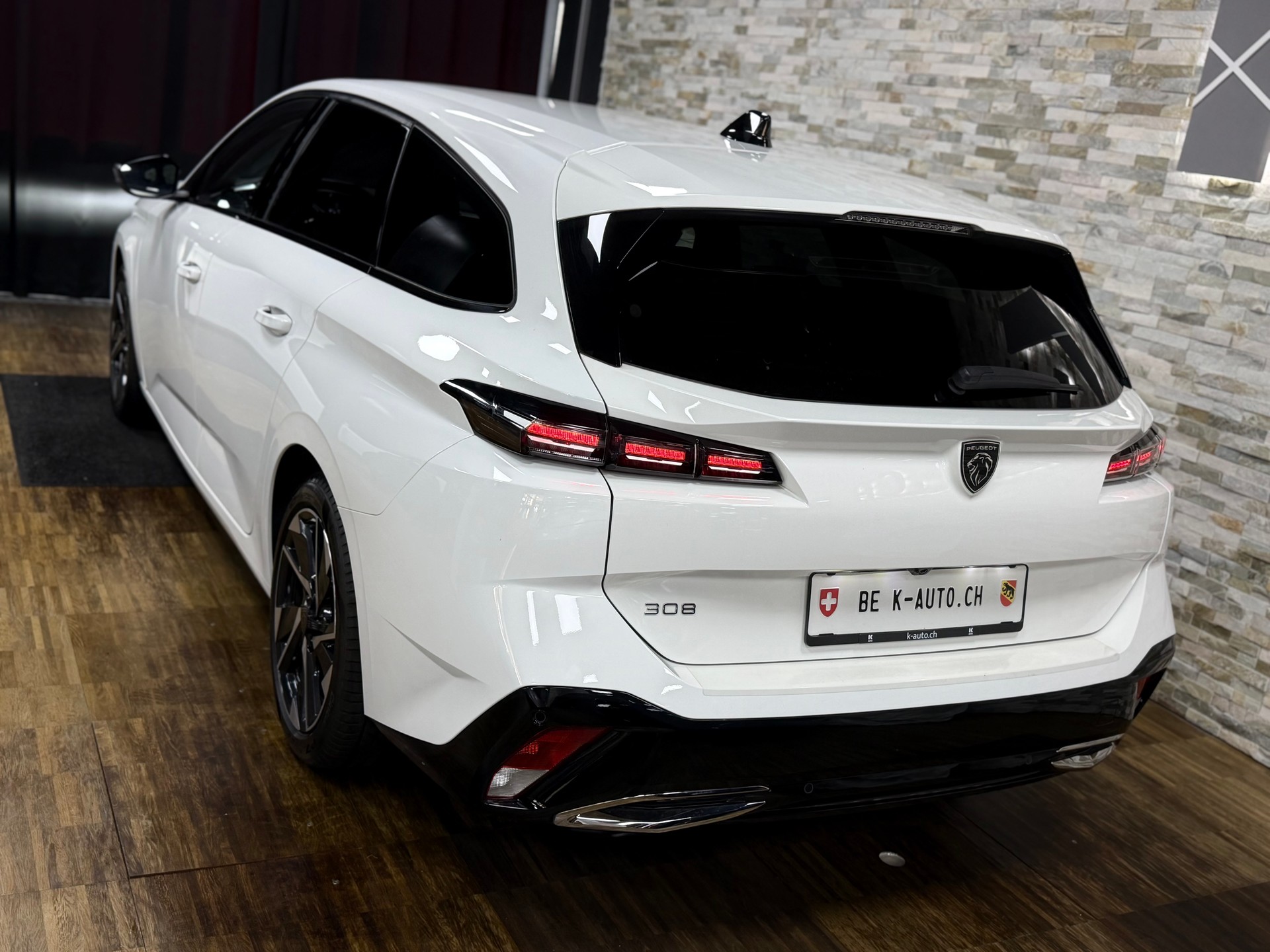 PEUGEOT 308 SW 1.5 BlueHDI Allure EAT8-showroom-element-1