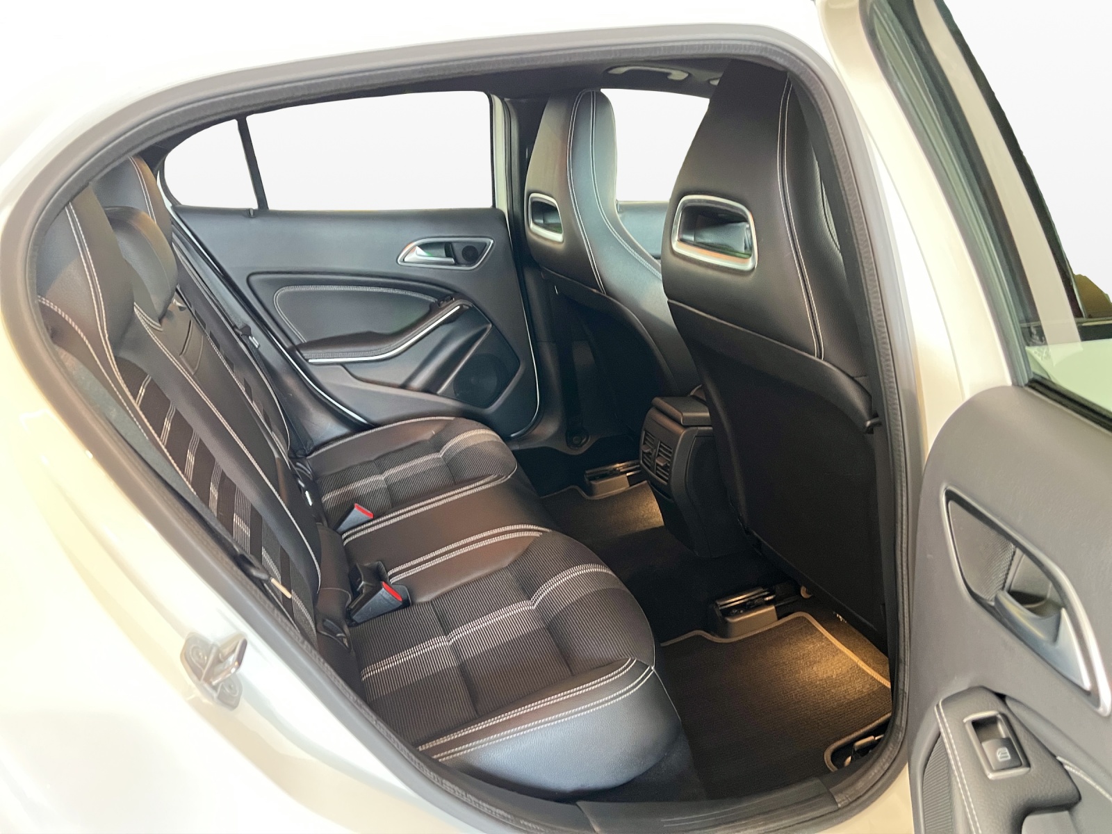 MERCEDES-BENZ GLA 200 Night Star 7G-DCT-image-10