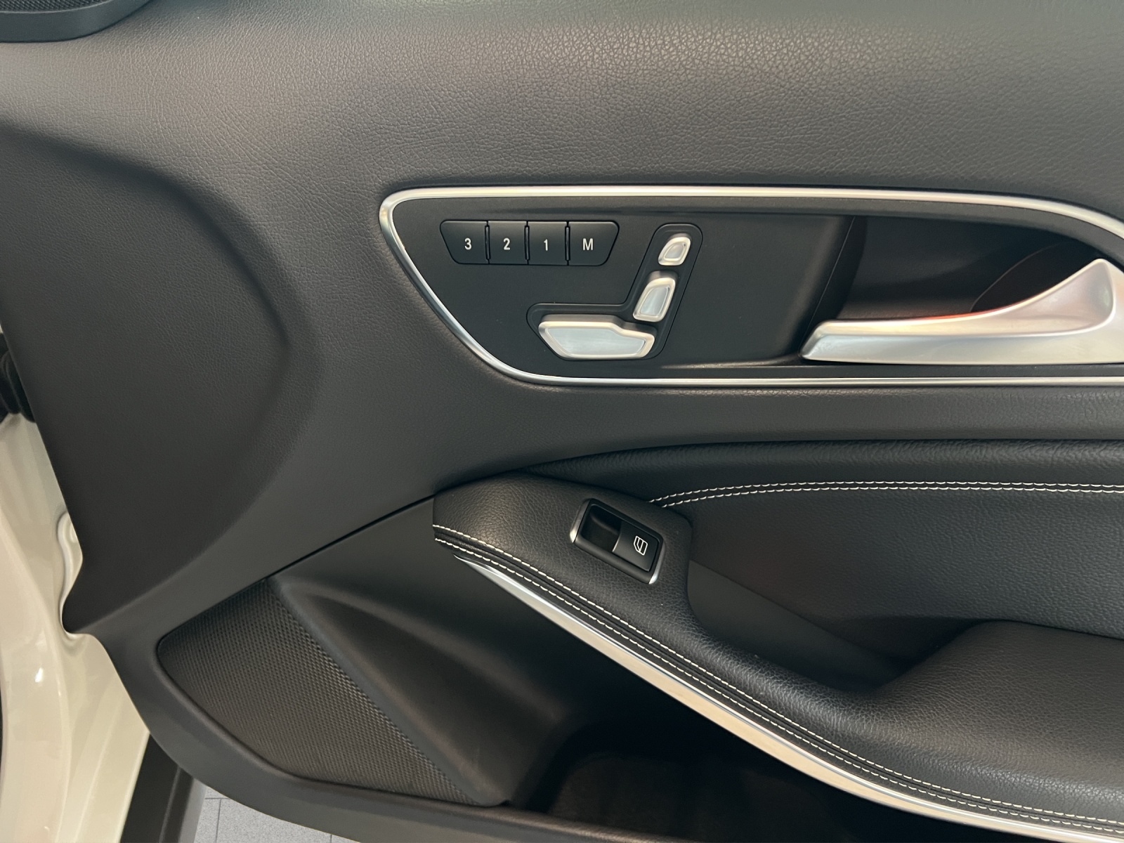 MERCEDES-BENZ GLA 200 Night Star 7G-DCT-image-9