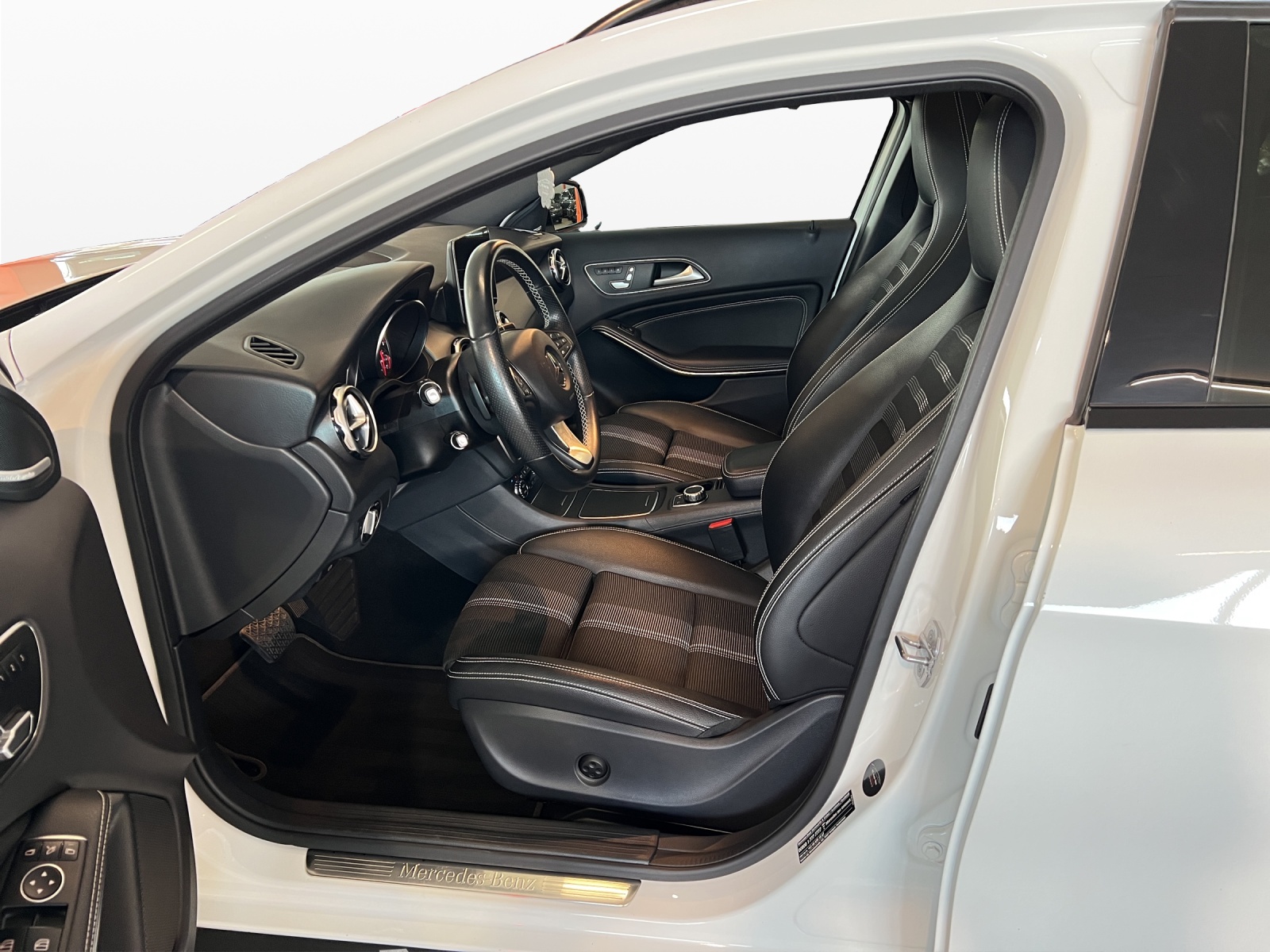 MERCEDES-BENZ GLA 200 Night Star 7G-DCT-image-11