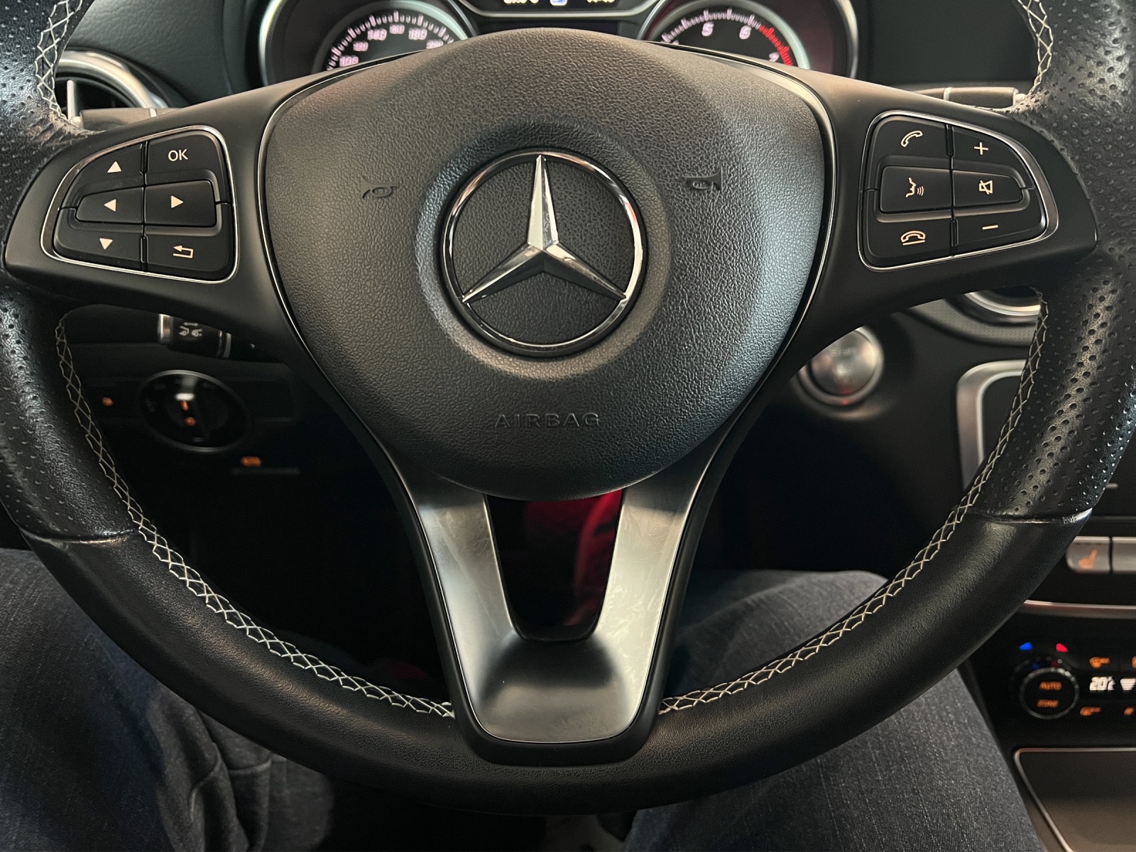 MERCEDES-BENZ GLA 200 Night Star 7G-DCT-image-22