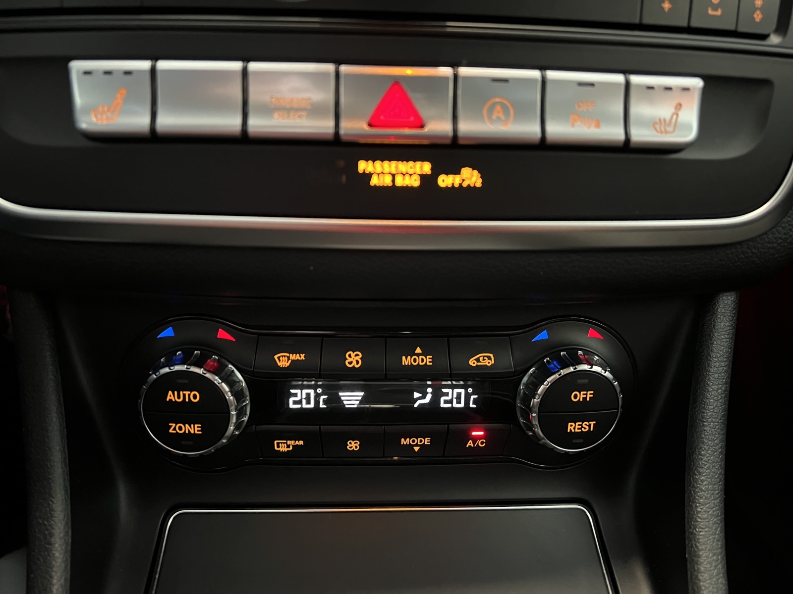 MERCEDES-BENZ GLA 200 Night Star 7G-DCT-image-20