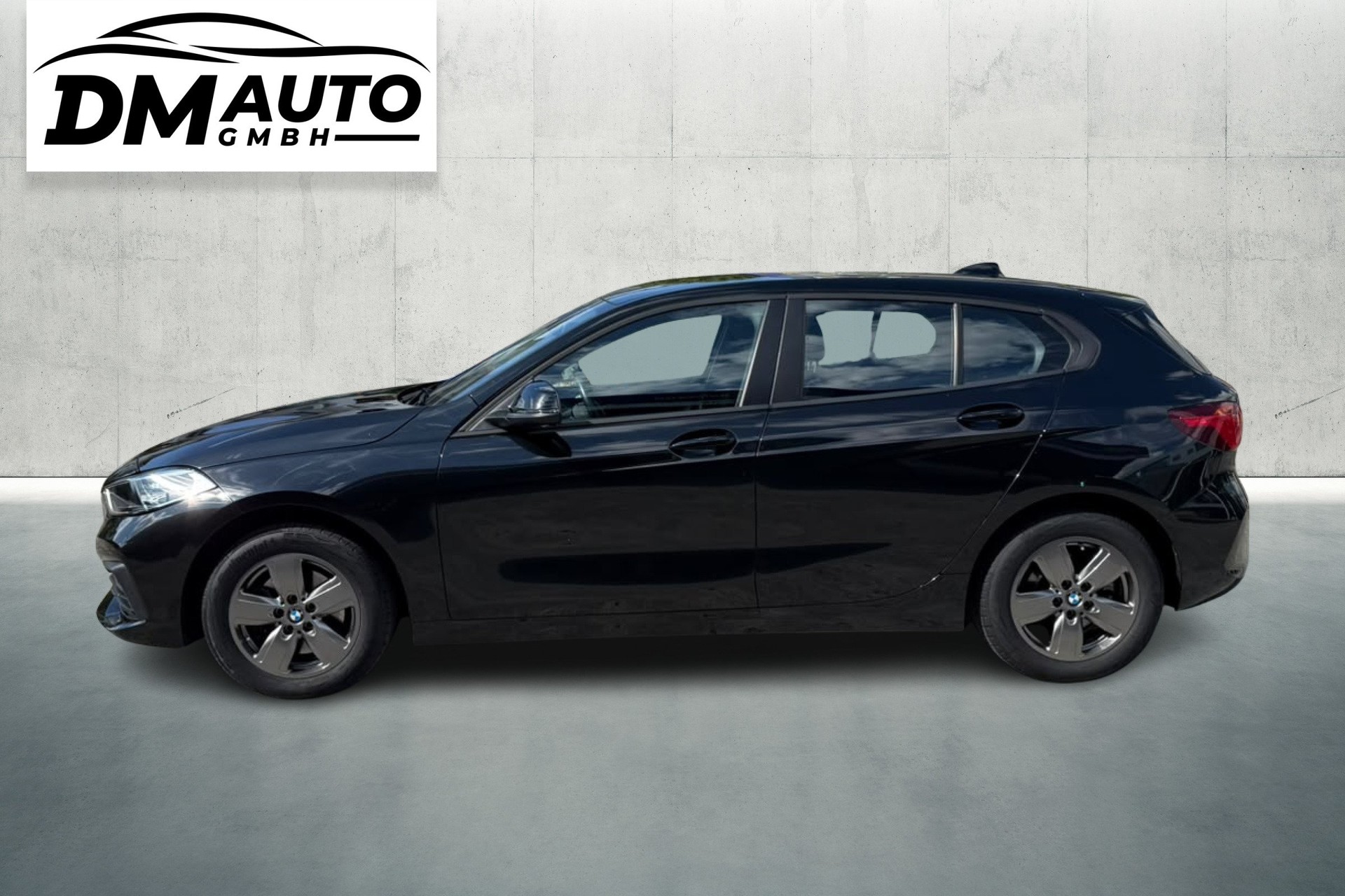 BMW 118i Essential Edition Steptronic-image-1