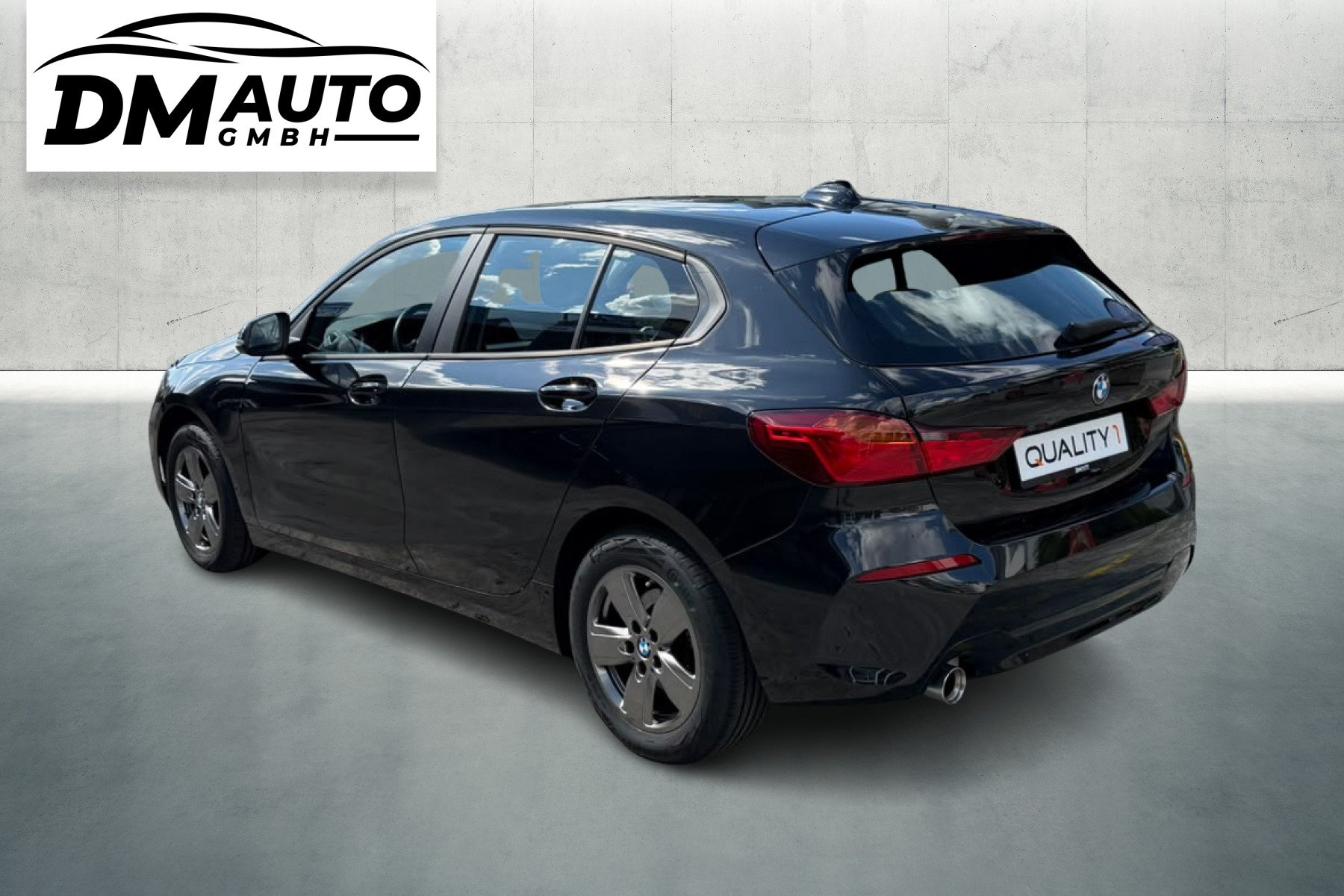 BMW 118i Essential Edition Steptronic-image-2