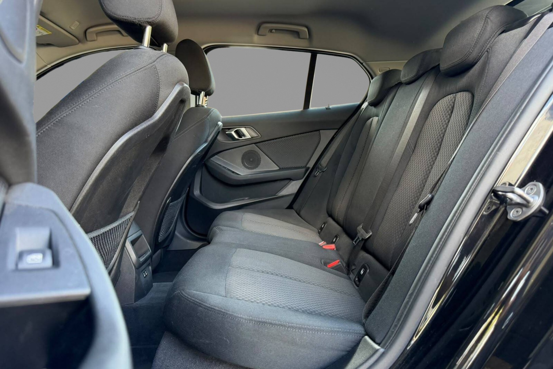 BMW 118i Essential Edition Steptronic-image-10