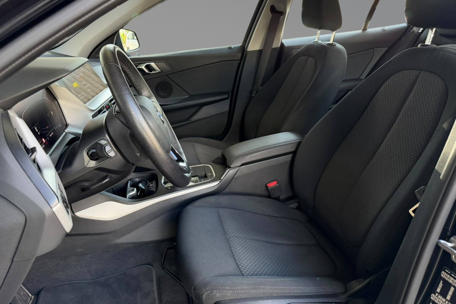 BMW 118i Essential Edition Steptronic-image-9