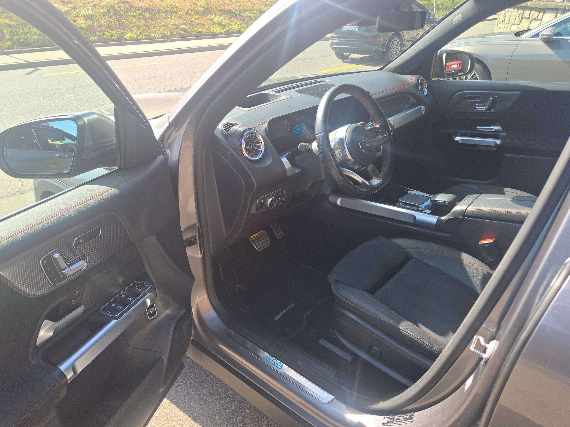 MERCEDES-BENZ EQB 350-image-8