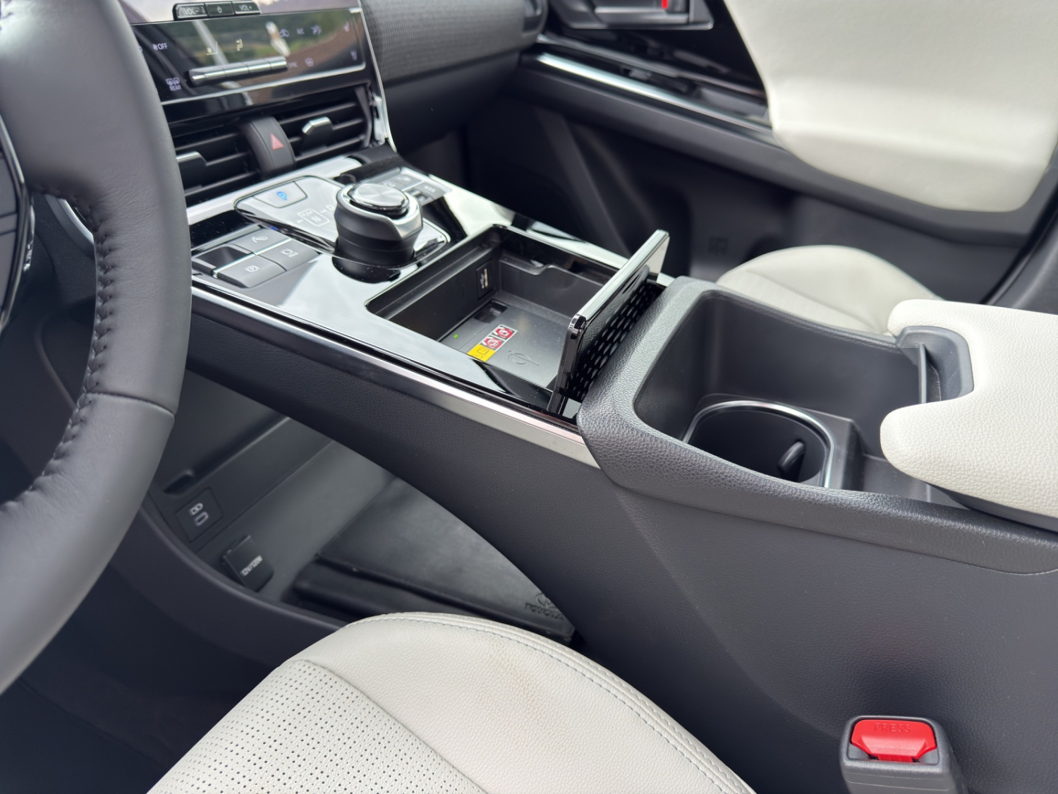 TOYOTA bZ4X Premium AWD-image-15