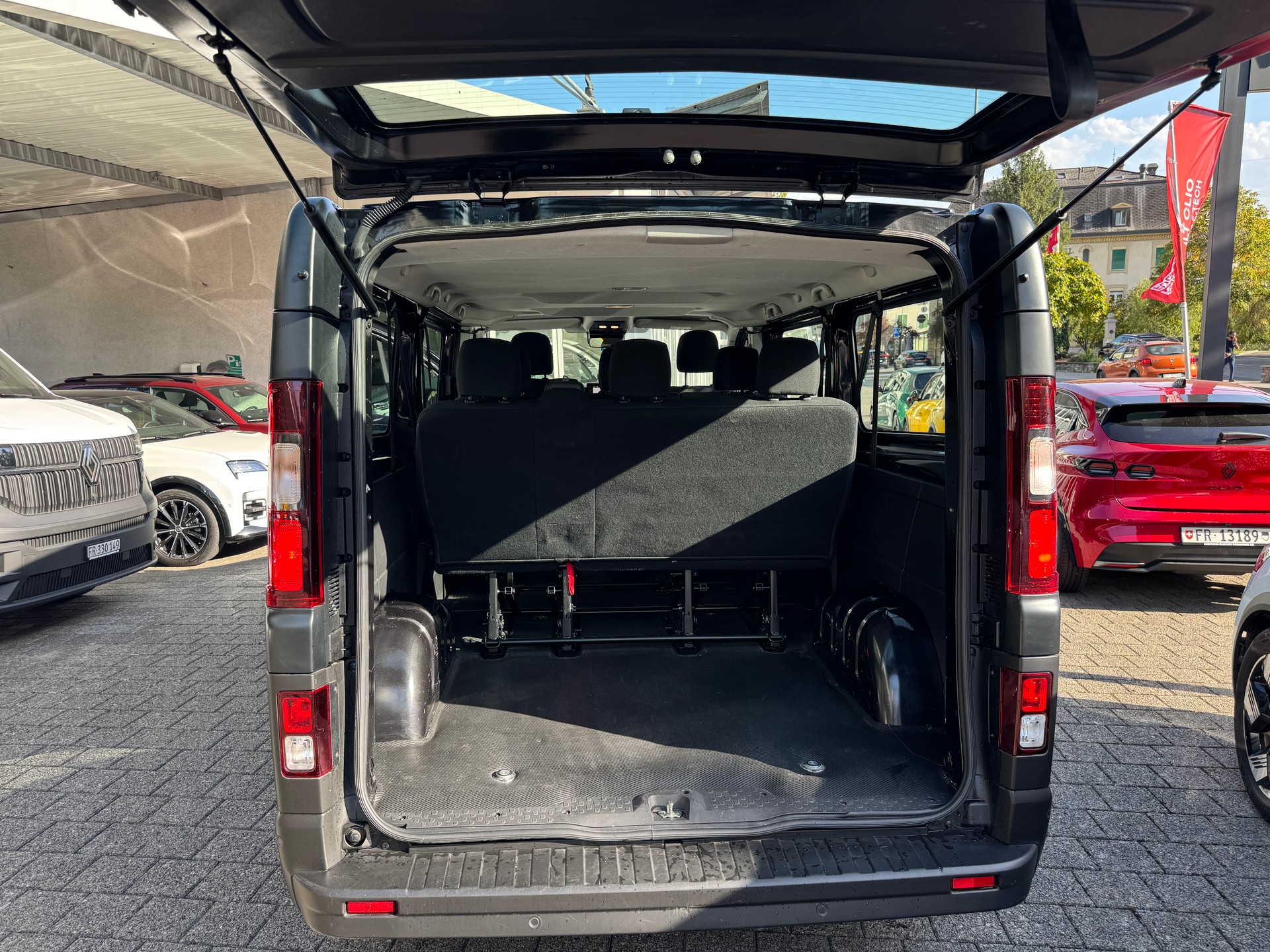 RENAULT Trafic Blue dCi 150 Grand Passenger Evolution EDC-image-12