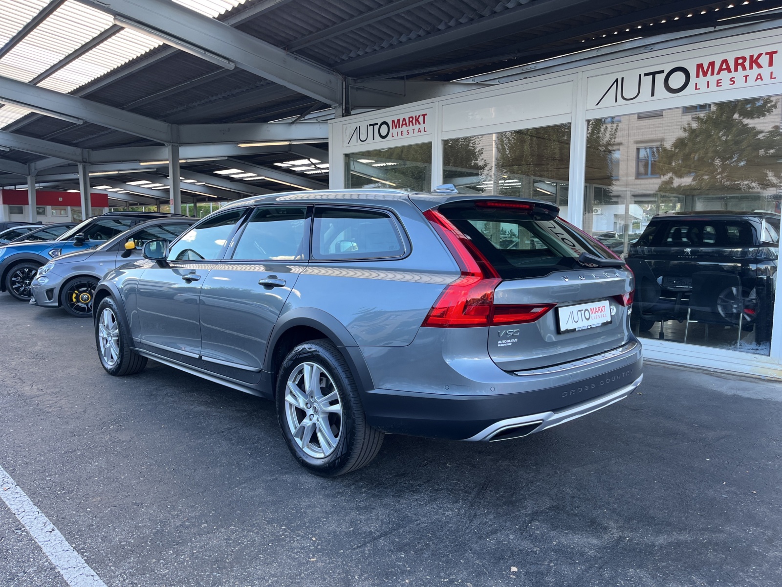 VOLVO V90 Cross Country T6 AWD Geartronic-image-2