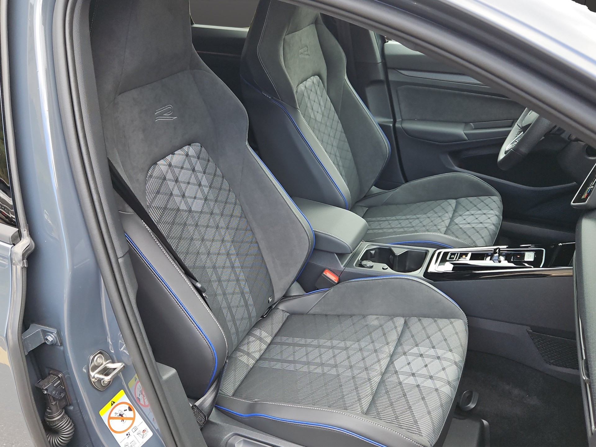 VW Golf 1.5 e TSI mHEV R-Line DSG-image-16