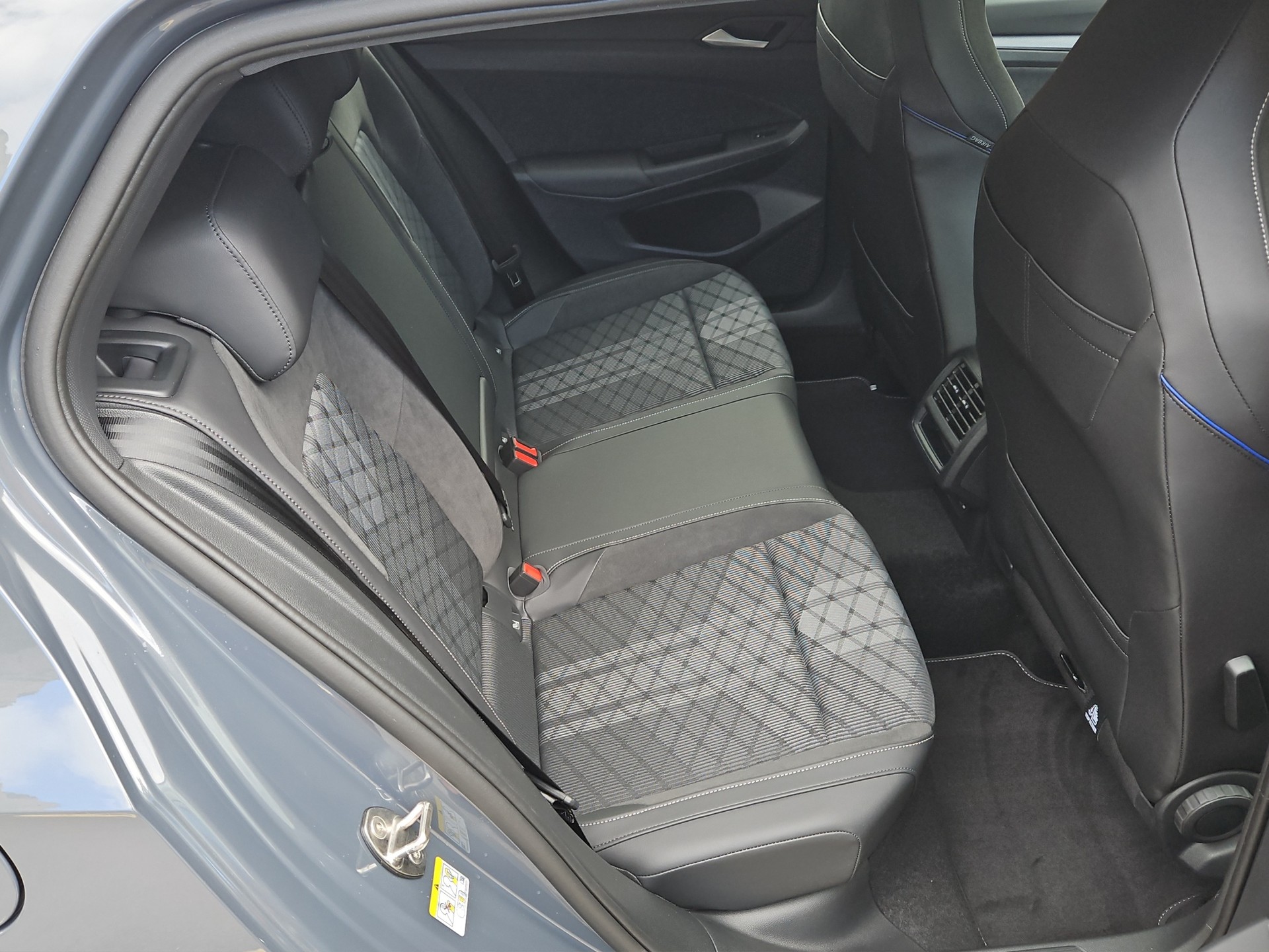 VW Golf 1.5 e TSI mHEV R-Line DSG-image-15