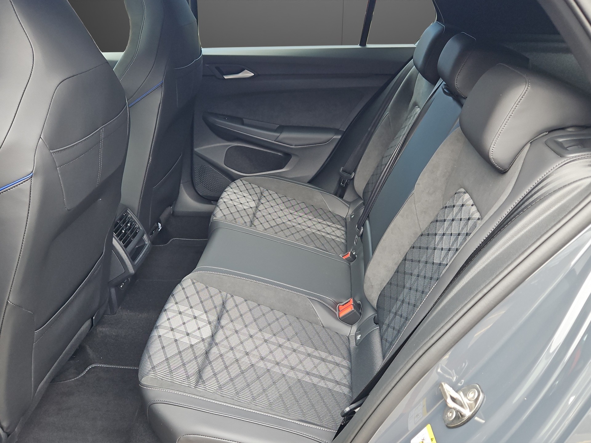 VW Golf 1.5 e TSI mHEV R-Line DSG-image-13