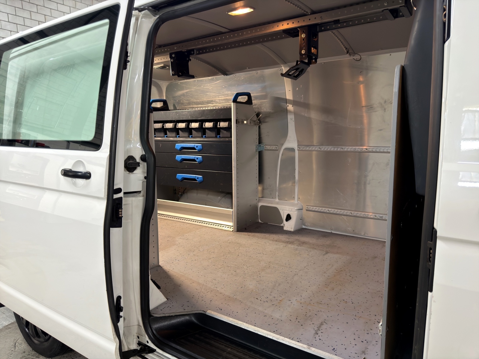VW T6 2.0 TDI 4Motion Lang Version ( Mit AHK / Sortimo Regale )-image-17