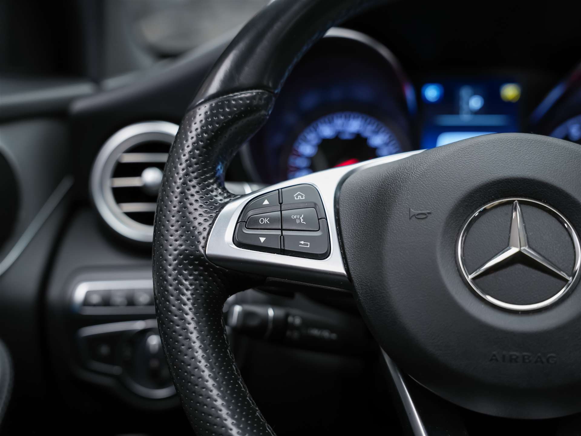 MERCEDES-BENZ GLC Coupé 250 AMG Line 4Matic 9G-Tronic *CH-Fahrzeug*Panorama*360° Kamera*Memory*-image-28