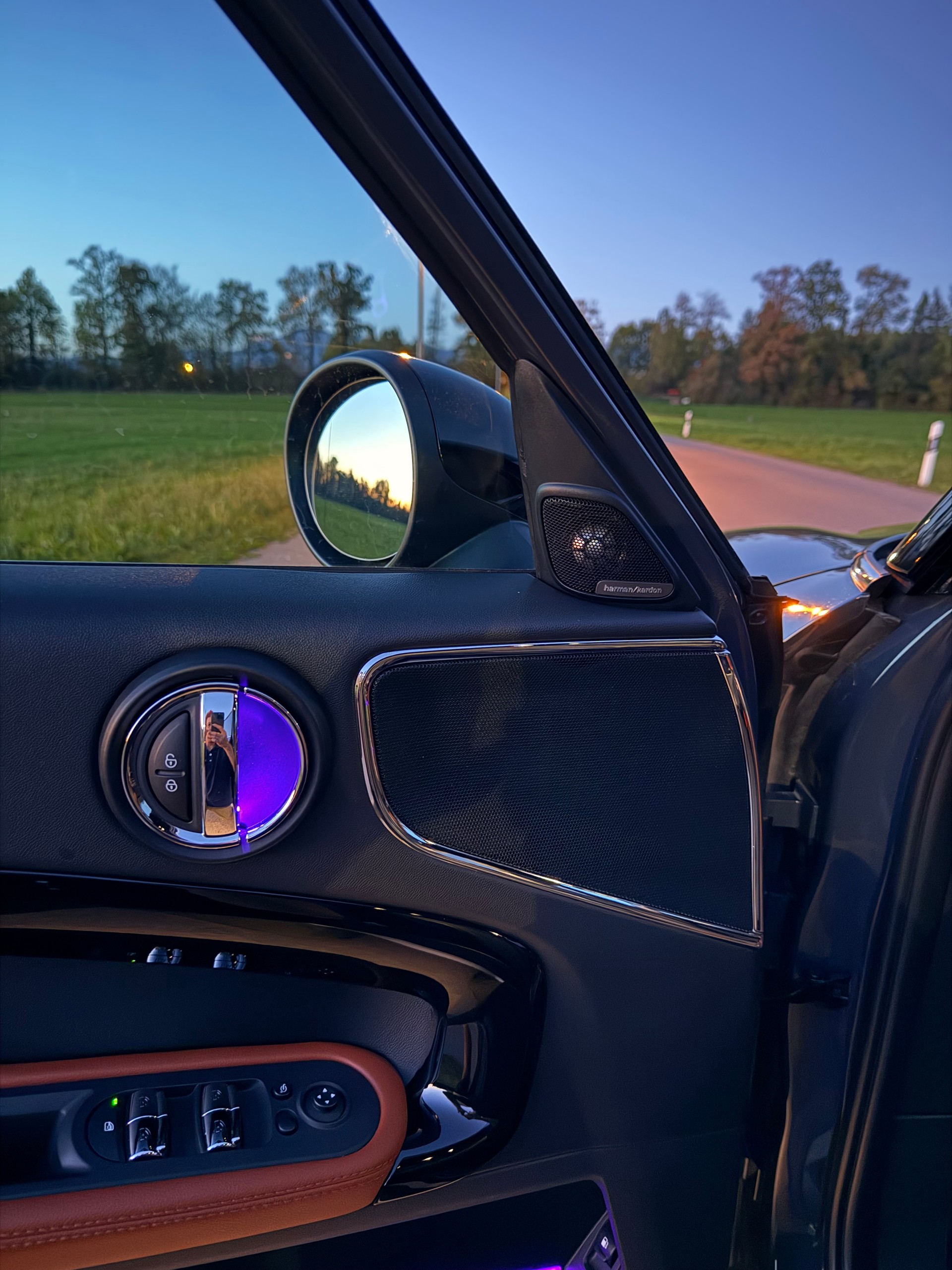 MINI 1.5i Cooper S E ALL4-image-12