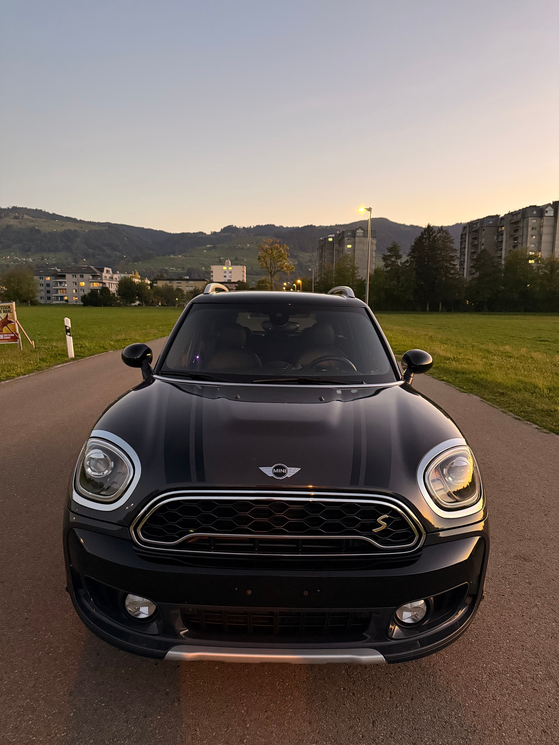 MINI 1.5i Cooper S E ALL4-image-1