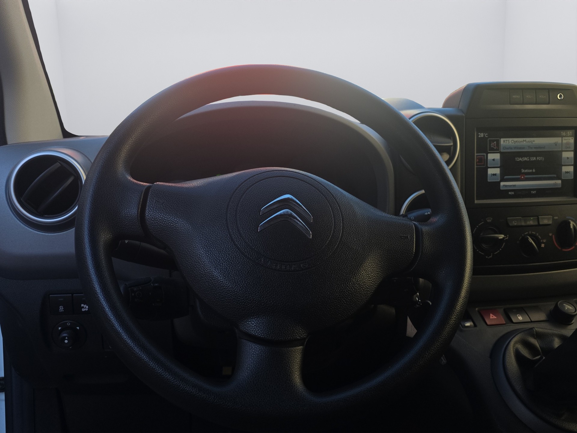 CITROEN Berlingo 1.2i Swiss FAMiIIiLY-image-9