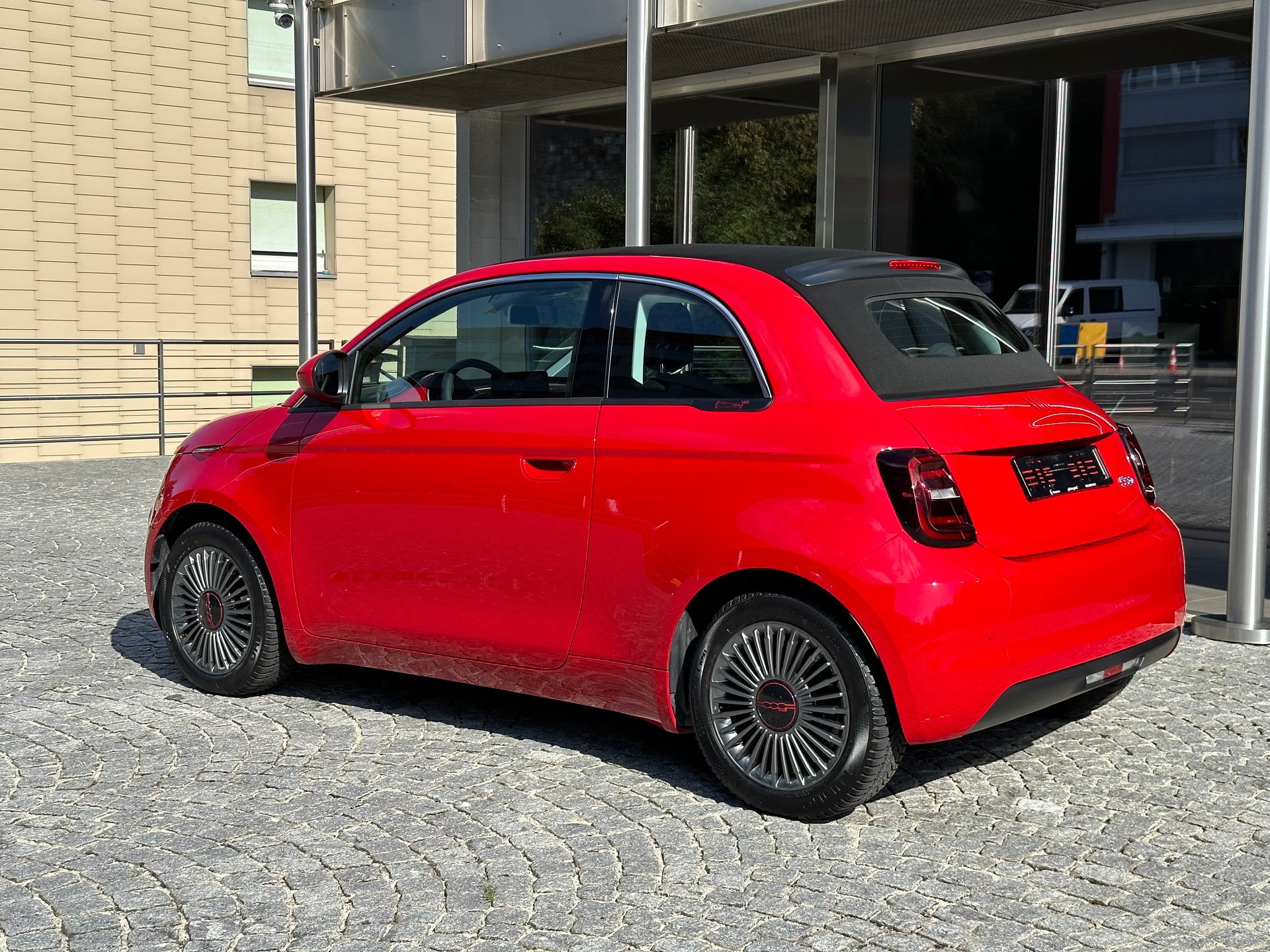 FIAT 500 C el 87 kW Red-image-3