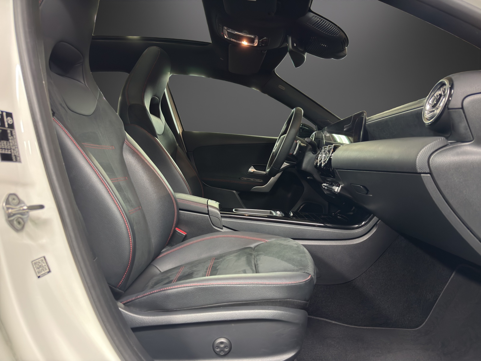 MERCEDES-BENZ A 200 AMG Line-image-11