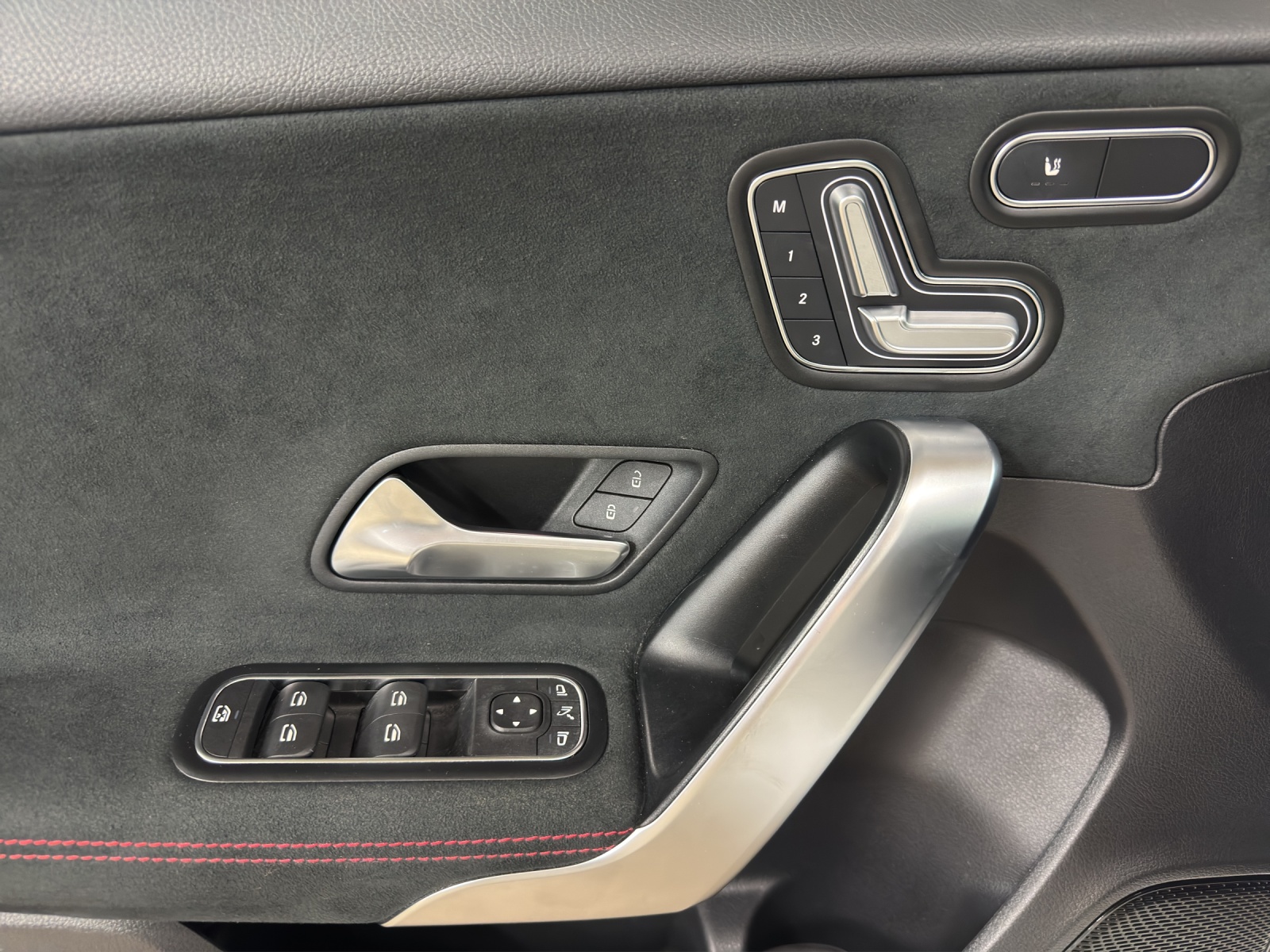 MERCEDES-BENZ A 200 AMG Line-image-12