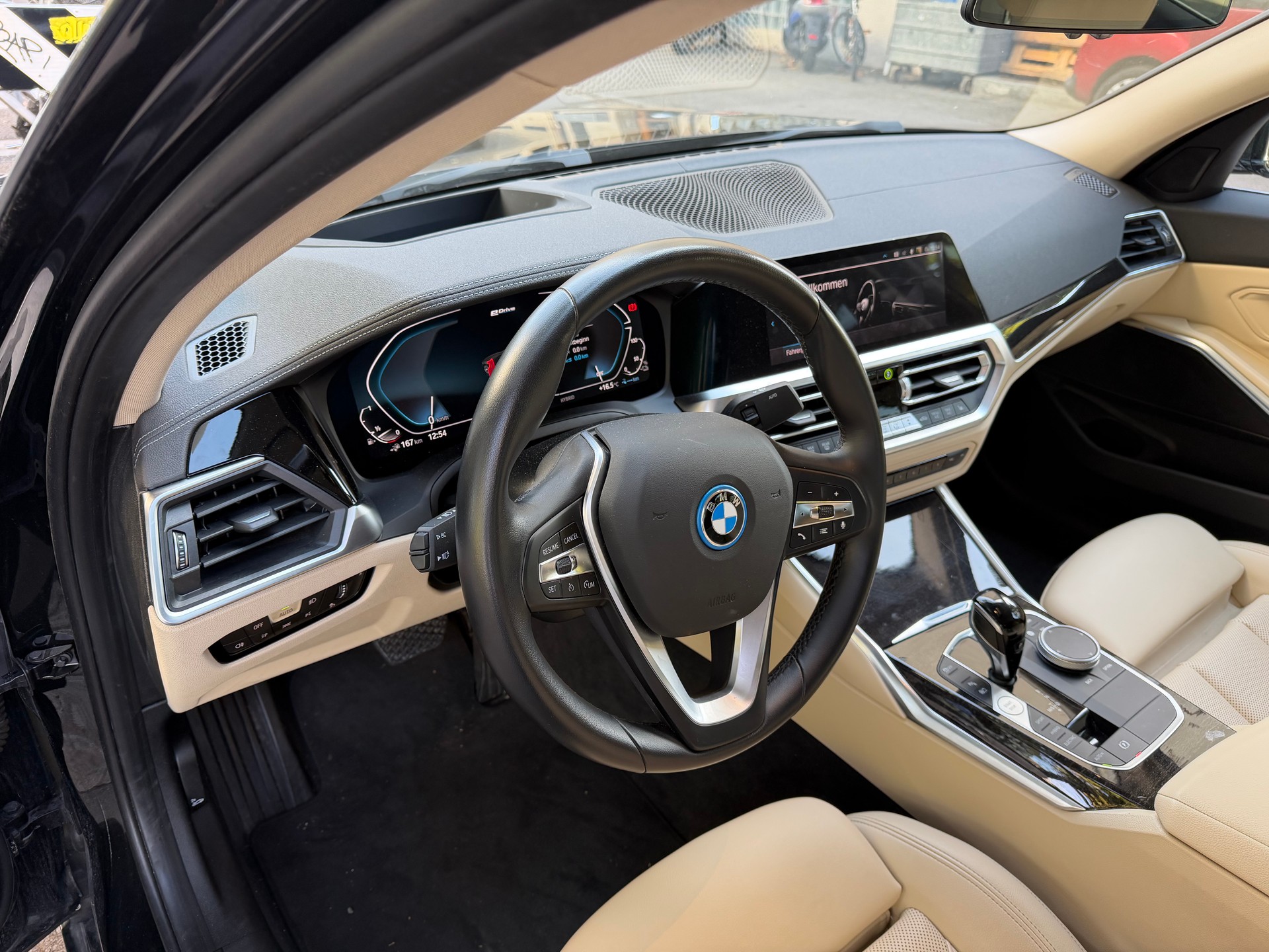 BMW 330e xDrive Luxury Line Steptronic-image-9