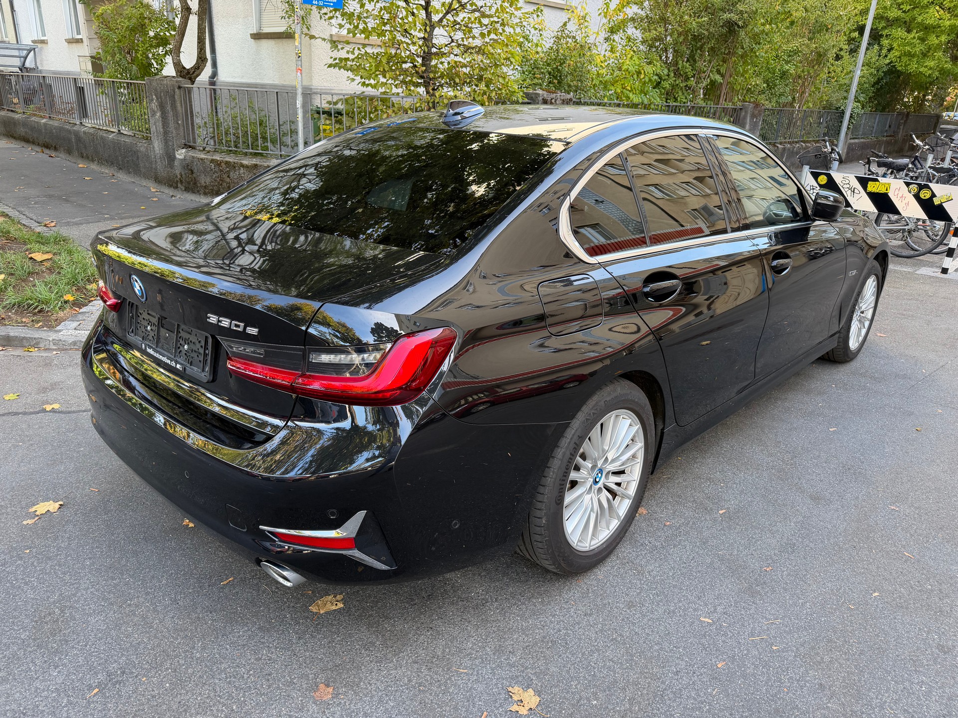 BMW 330e xDrive Luxury Line Steptronic-image-3