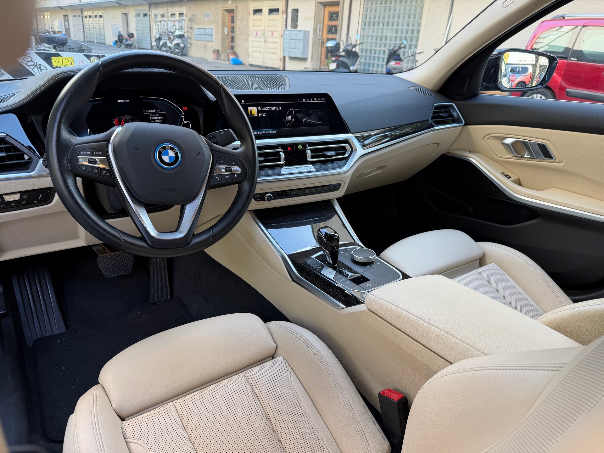 BMW 330e xDrive Luxury Line Steptronic-image-11