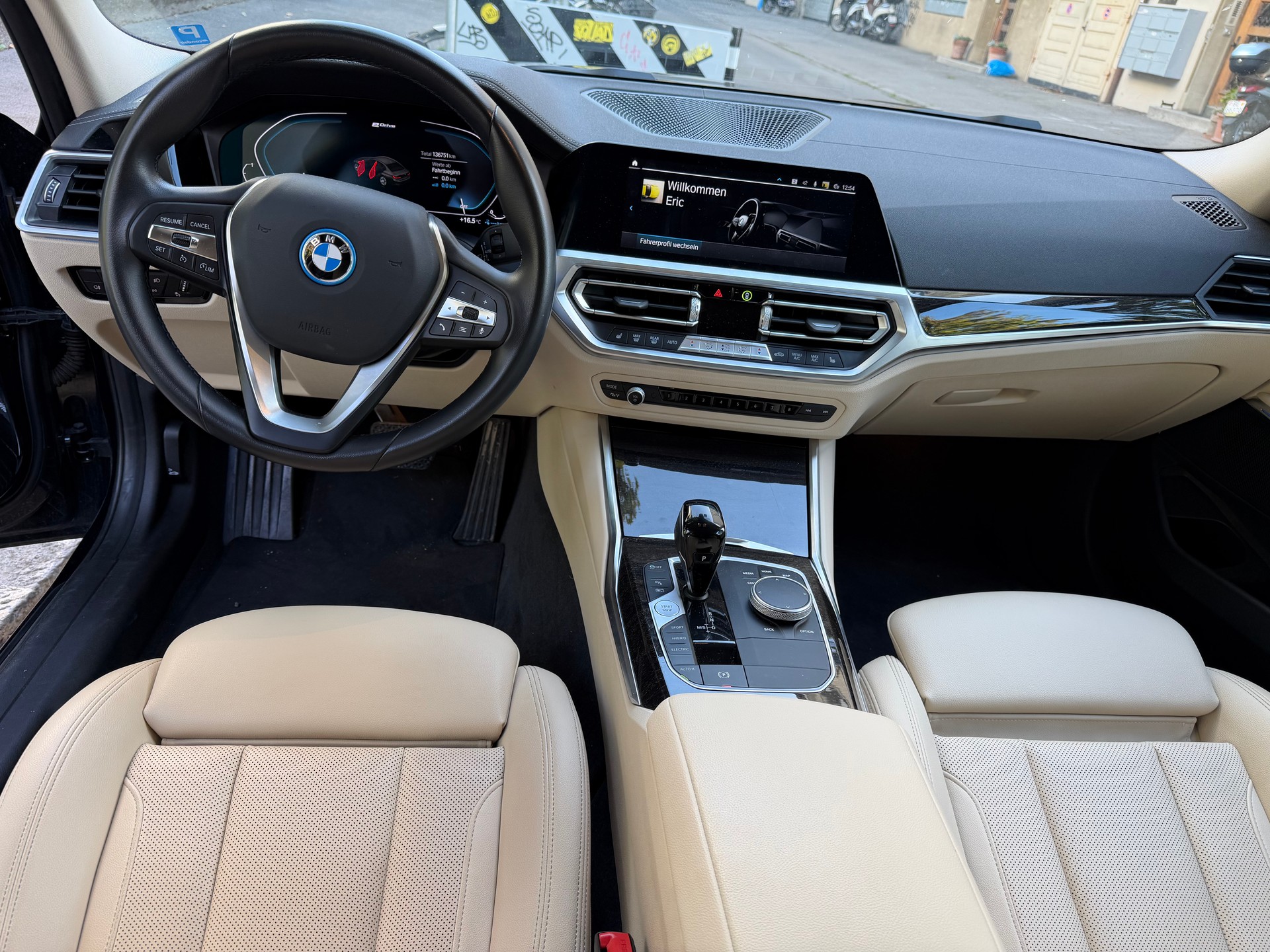 BMW 330e xDrive Luxury Line Steptronic-image-10