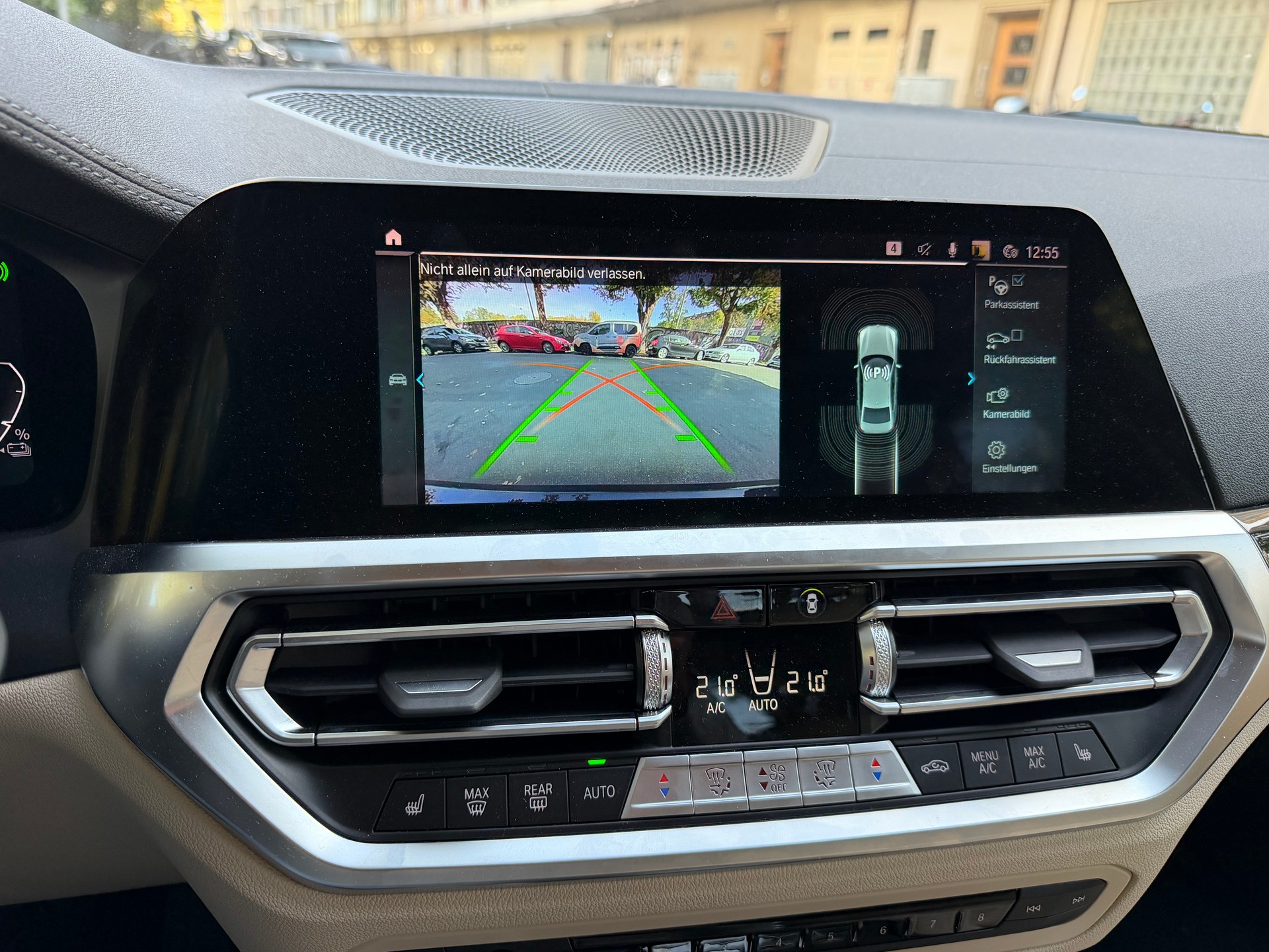 BMW 330e xDrive Luxury Line Steptronic-image-13
