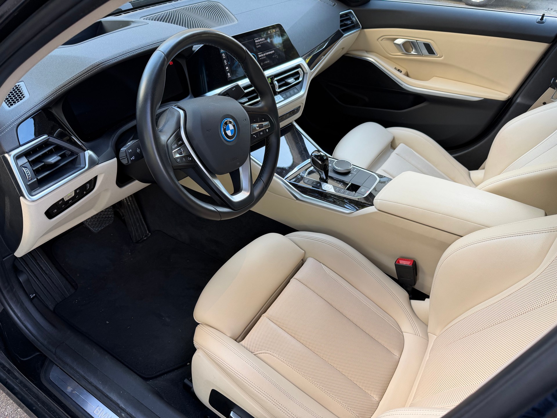 BMW 330e xDrive Luxury Line Steptronic-image-8